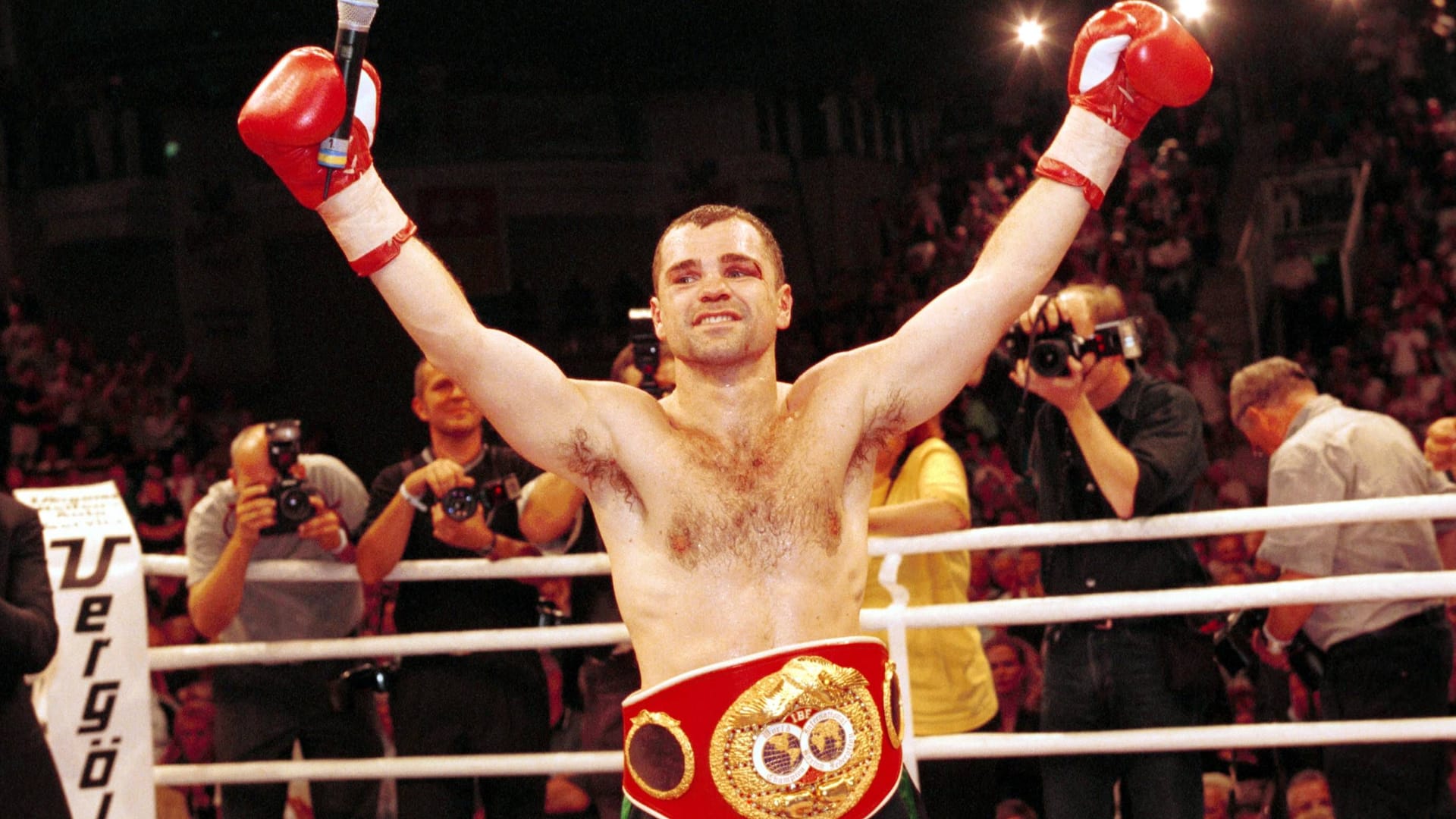Sven Ottke feiert 1999 den IBF-WM-Titel im Supermittelgewicht.