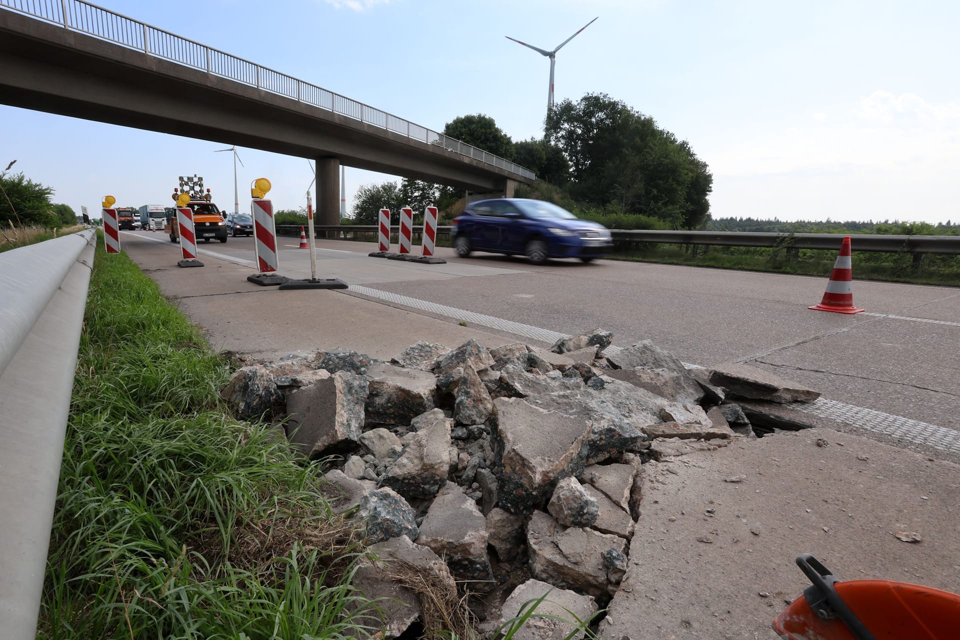 Die Hitze hat Teile der Fahrbahn der A29 aufgerissen.