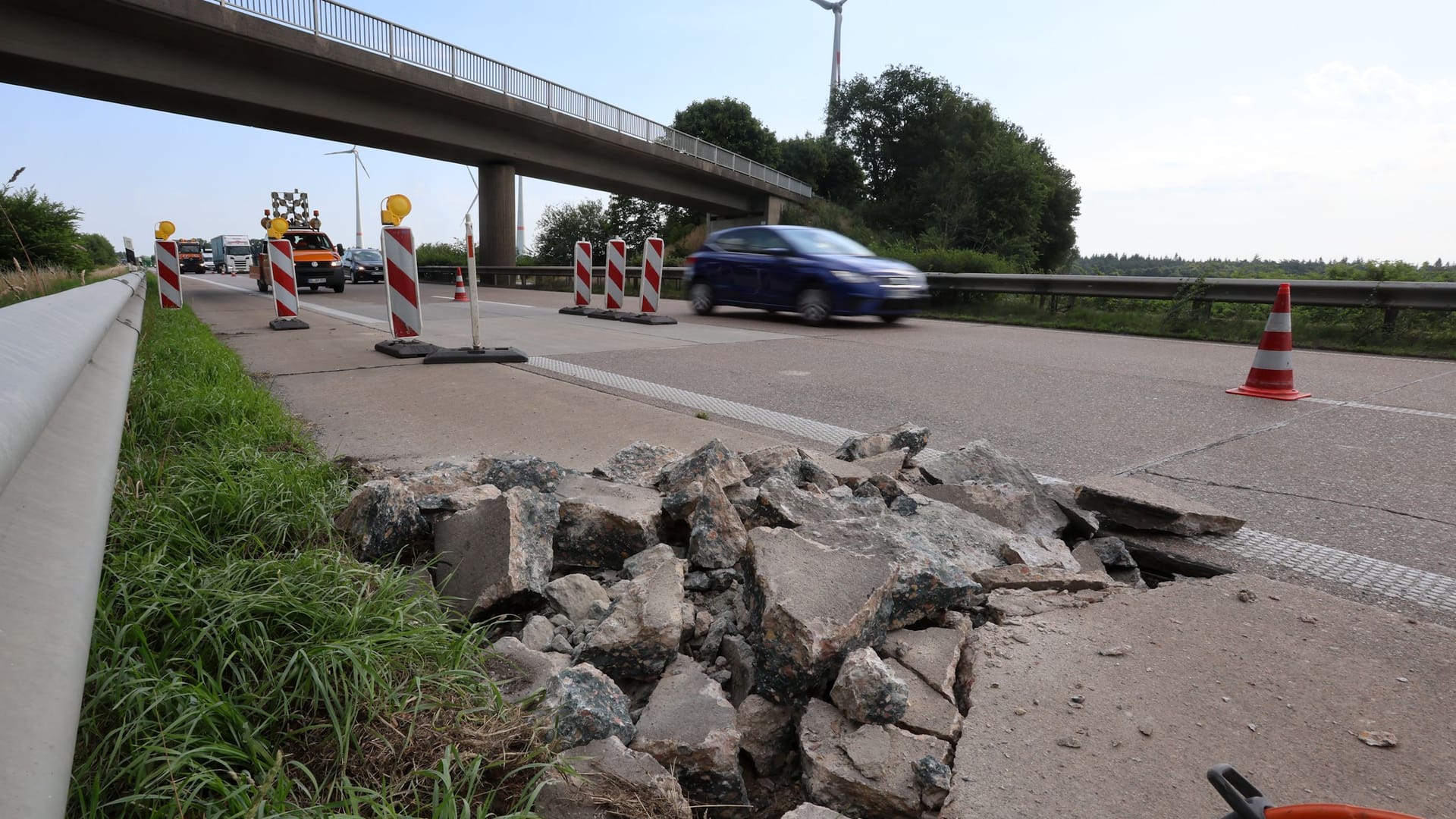 Die Hitze hat Teile der Fahrbahn der A29 aufgerissen.