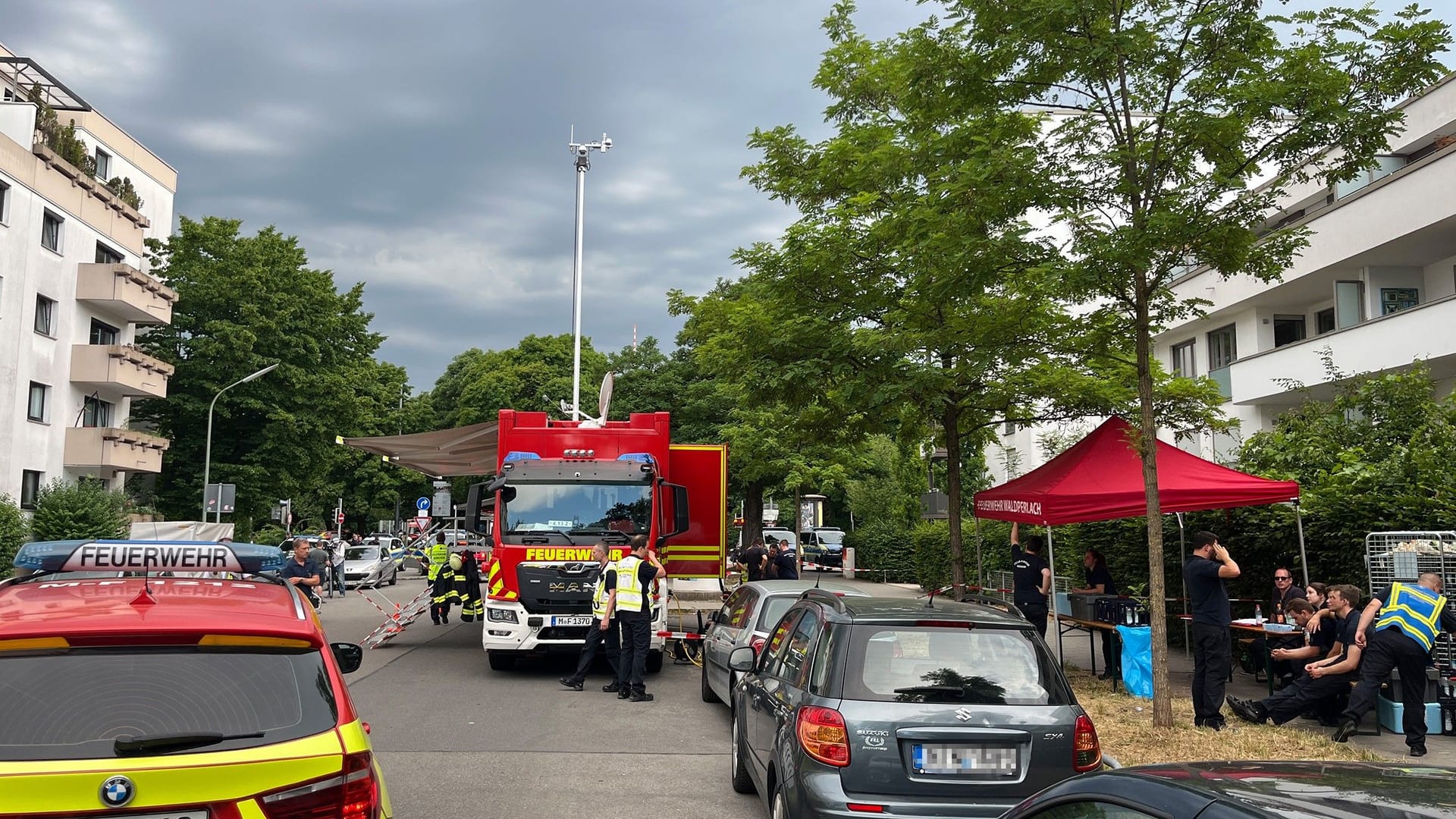 Einsatzkräfte der Feuerwehr München bei der Entschärfung der Fliegerbombe: Bislang wurde nur ein Teil des Blindgängers gefunden.