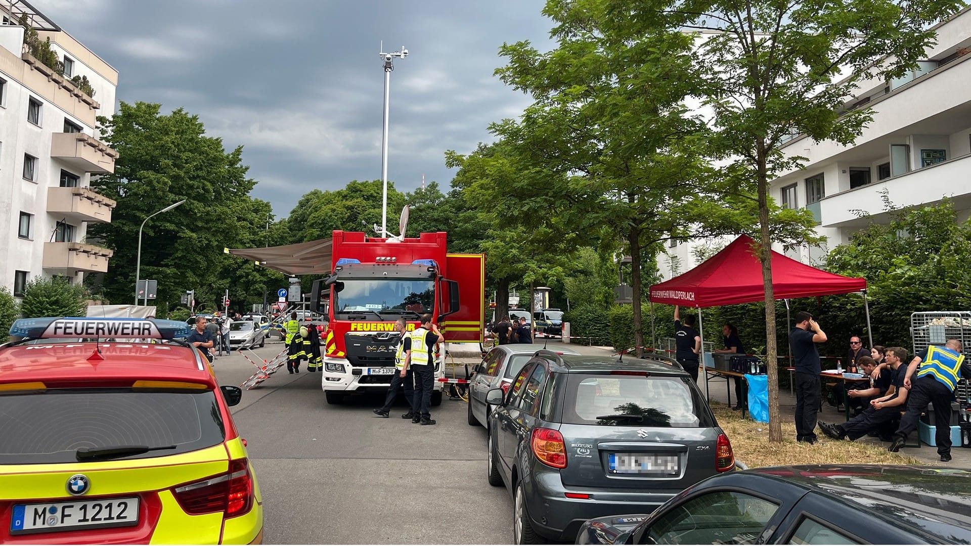 Einsatzkräfte der Feuerwehr München bei der Entschärfung der Fliegerbombe: Bislang wurde nur ein Teil des Blindgängers gefunden.