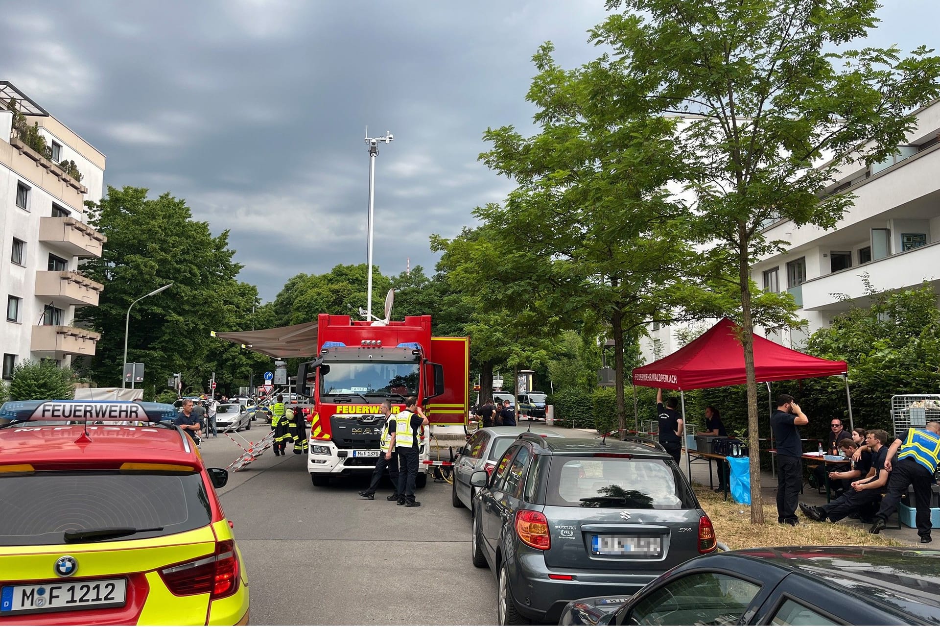 Einsatzkräfte der Feuerwehr München bei der Entschärfung der Fliegerbombe: Bislang wurde nur ein Teil des Blindgängers gefunden.