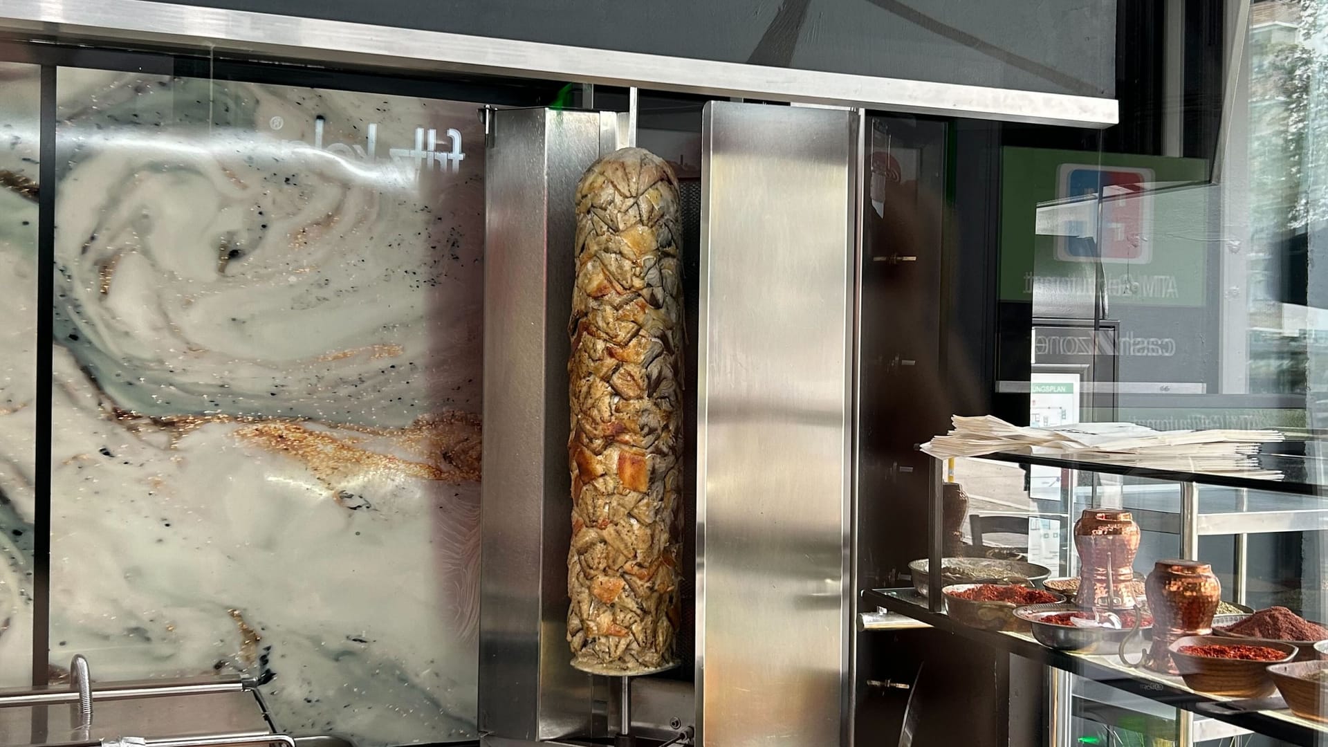 Der Makrelenspieß im Dönerladen: Derzeit gibt es noch ein Testangebot für die neue Variante.