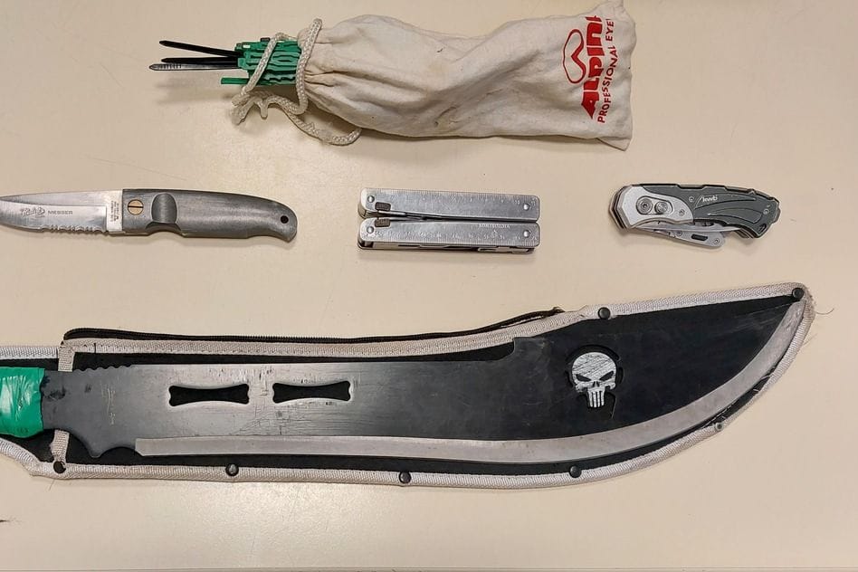 Bei der Durchsuchung wurden neben einer Machete auch ein Taschenmesser, ein Messer mit feststehender Klinge, Kabelbinder, ein Multitool sowie Drogen sichergestellt.