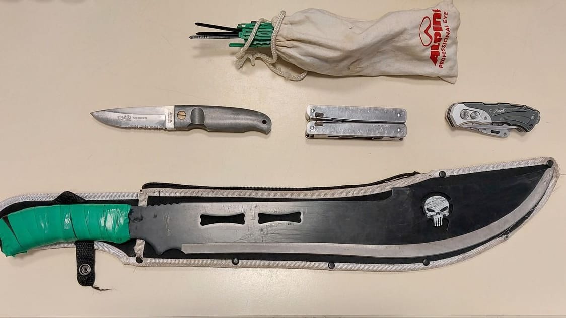 Bei der Durchsuchung wurden neben einer Machete auch ein Taschenmesser, ein Messer mit feststehender Klinge, Kabelbinder, ein Multitool sowie Drogen sichergestellt.