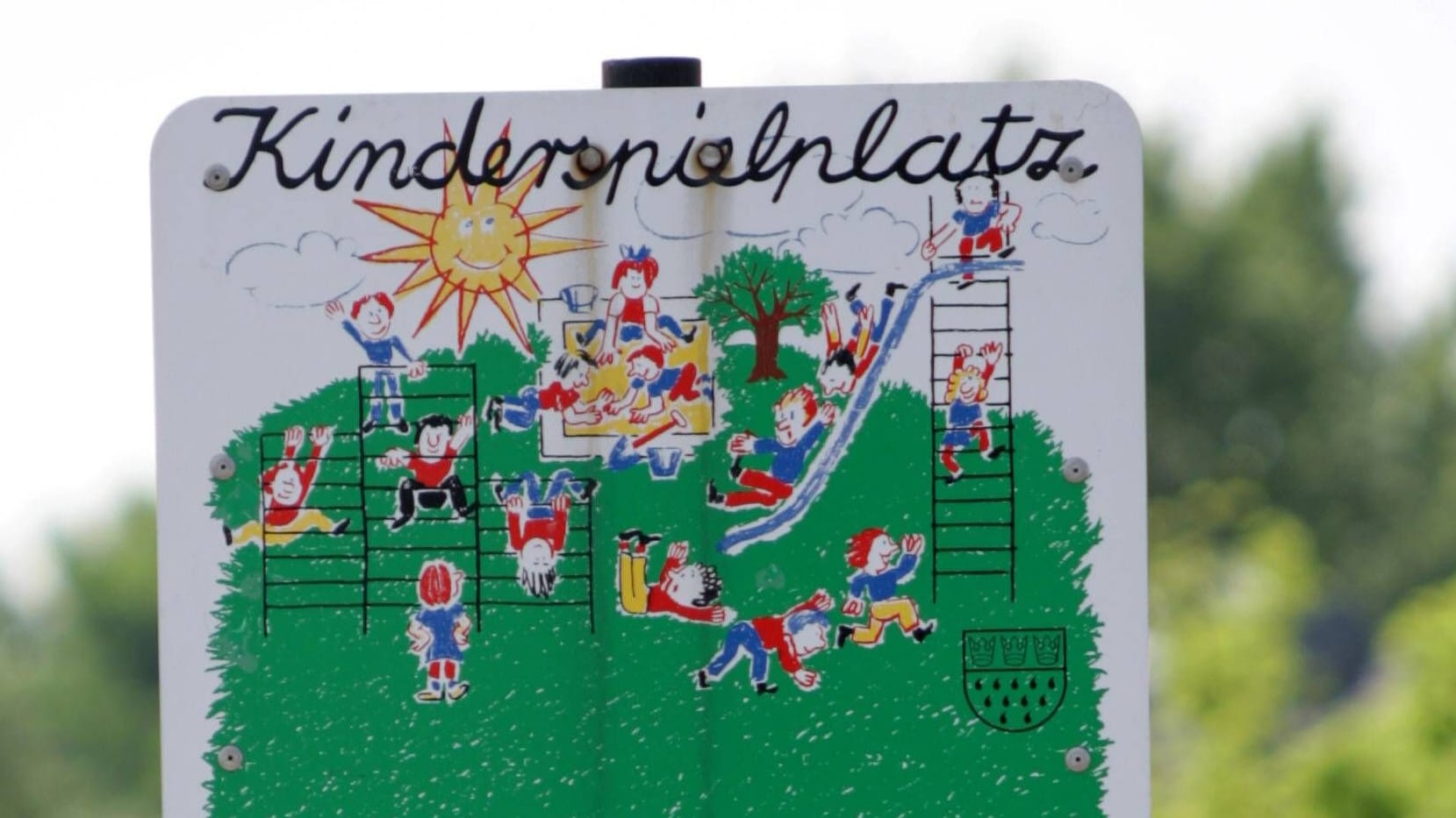 Ein Schild mit der Aufschrift "Kinderspielplatz" in Köln-Wahn (Archivbild): Die Stadt Köln will solche alten Schilder ab Herbst 2025 nach und nach austauschen.