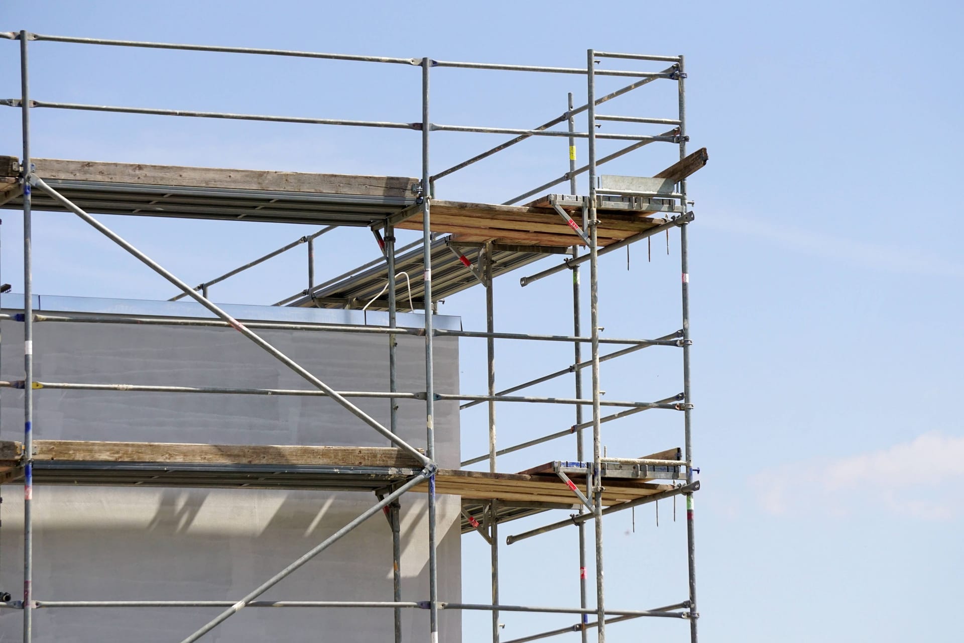 Ein Baugerüst an einem Haus (Symbolbild): Ein Mann ist bei Arbeiten in die Tiefe gestürzt.