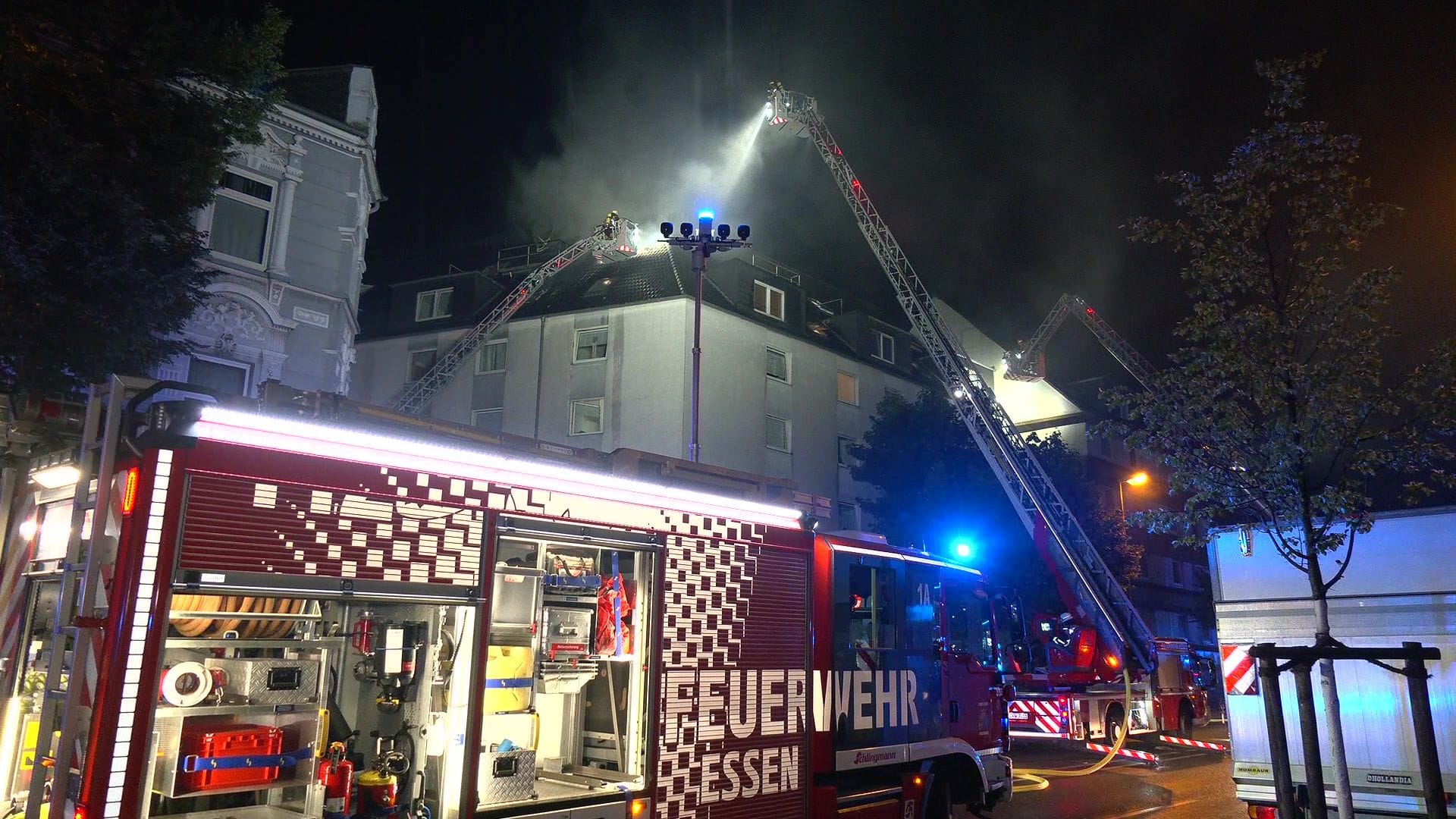 Einsatzkräfte bekämpfen in Essen ein Feuer: Eine Person wird noch immer vermisst.