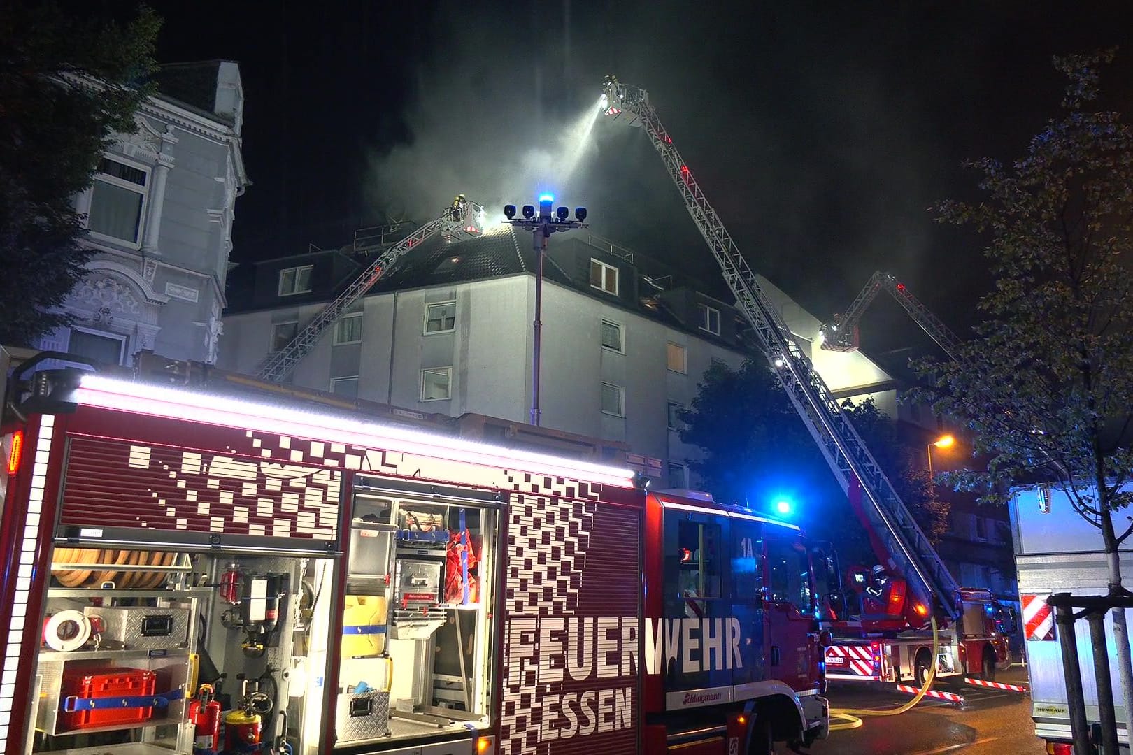 Einsatzkräfte bekämpfen in Essen ein Feuer: Eine Person wird noch immer vermisst.