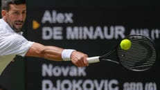 Djokovic kämpft sich ins Viertelfinale - Federer auf Tribüne