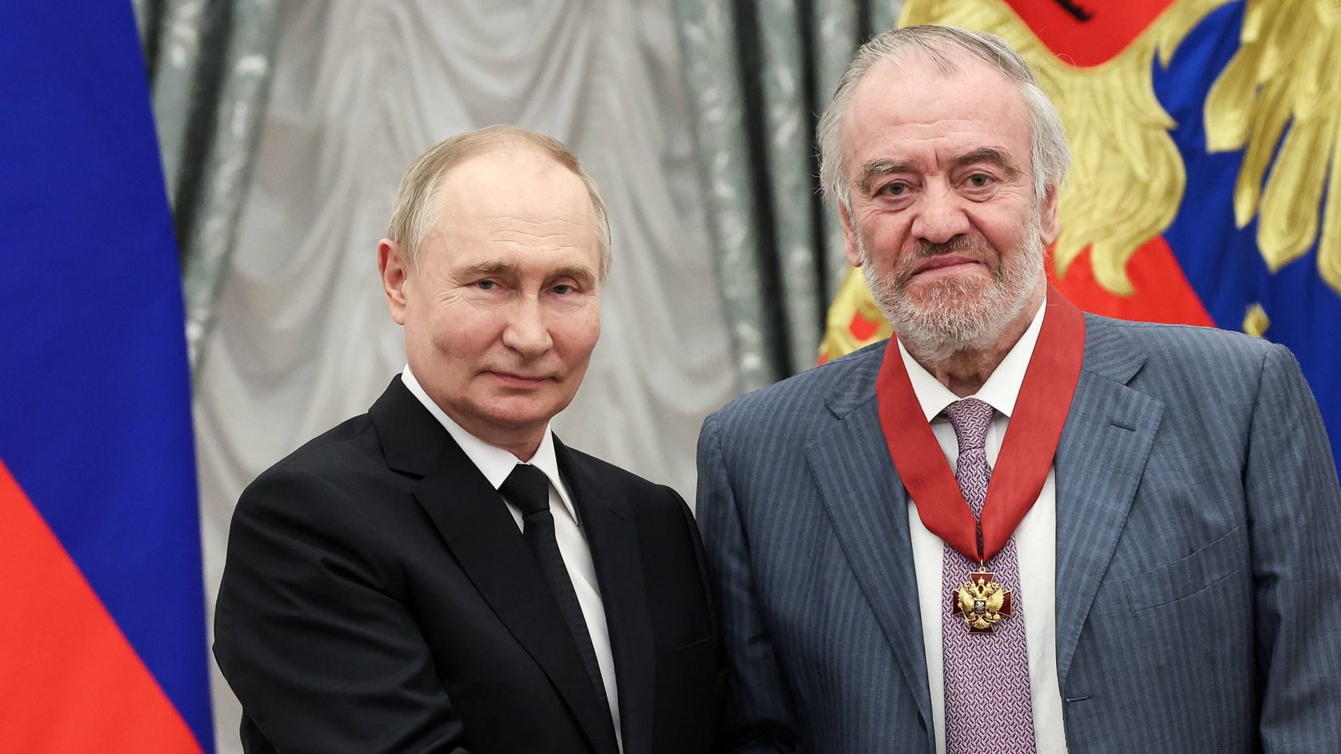 Wladimir Putin und Waleri Gergijew (Archivbild): Der Dirigent ist ein Mann des Kremls, meint Wladimir Kaminer.