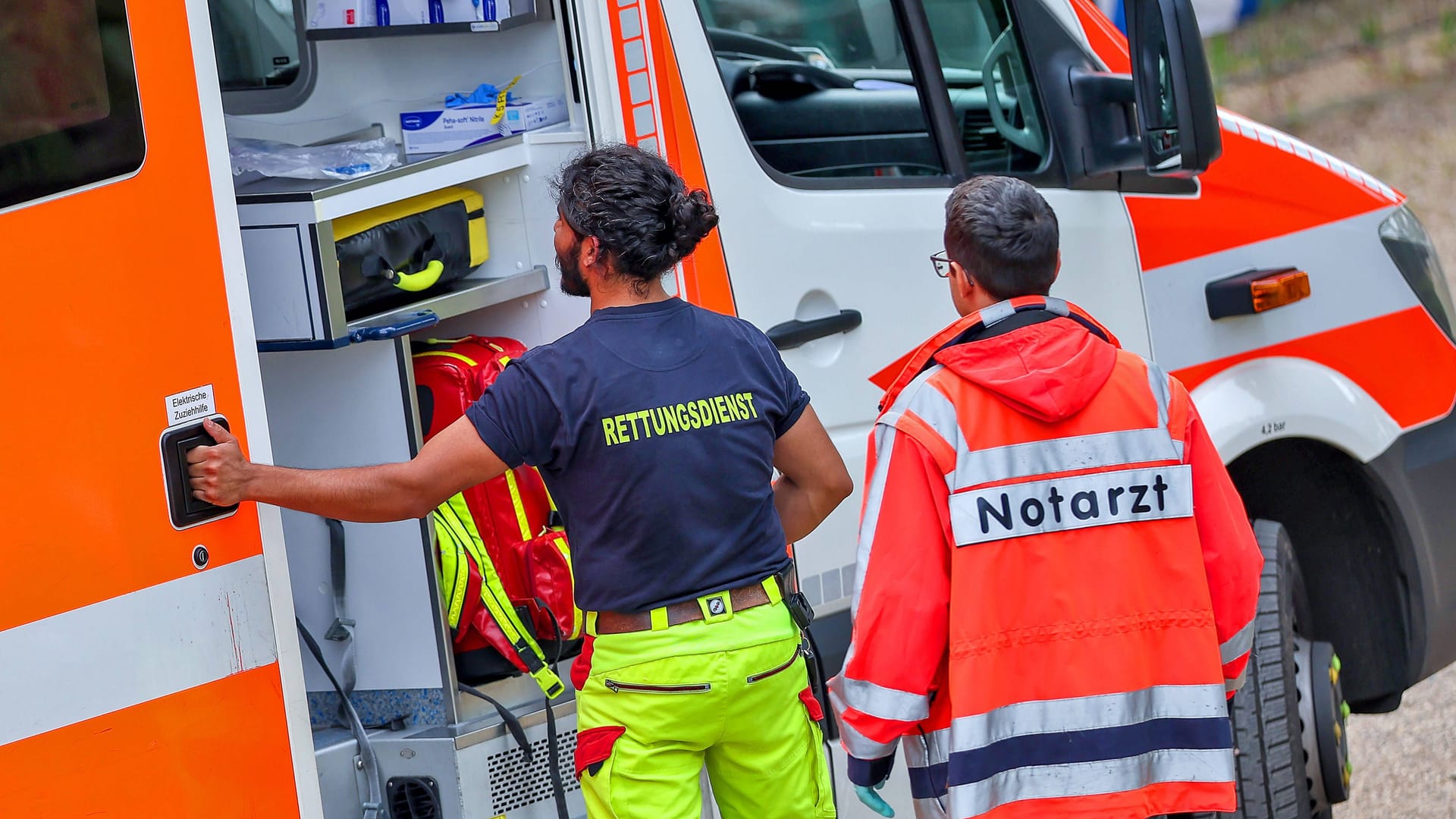 Rettungsdienst in Köln (Symbolfoto): In der Innenstadt ist am Nachmittag ein Fußgänger lebensgefährlich verletzt worden. Rettungsdienst in Köln (Symbolfoto): In der Innenstadt ist am Nachmittag ein Fußgänger lebensgefährlich verletzt worden.