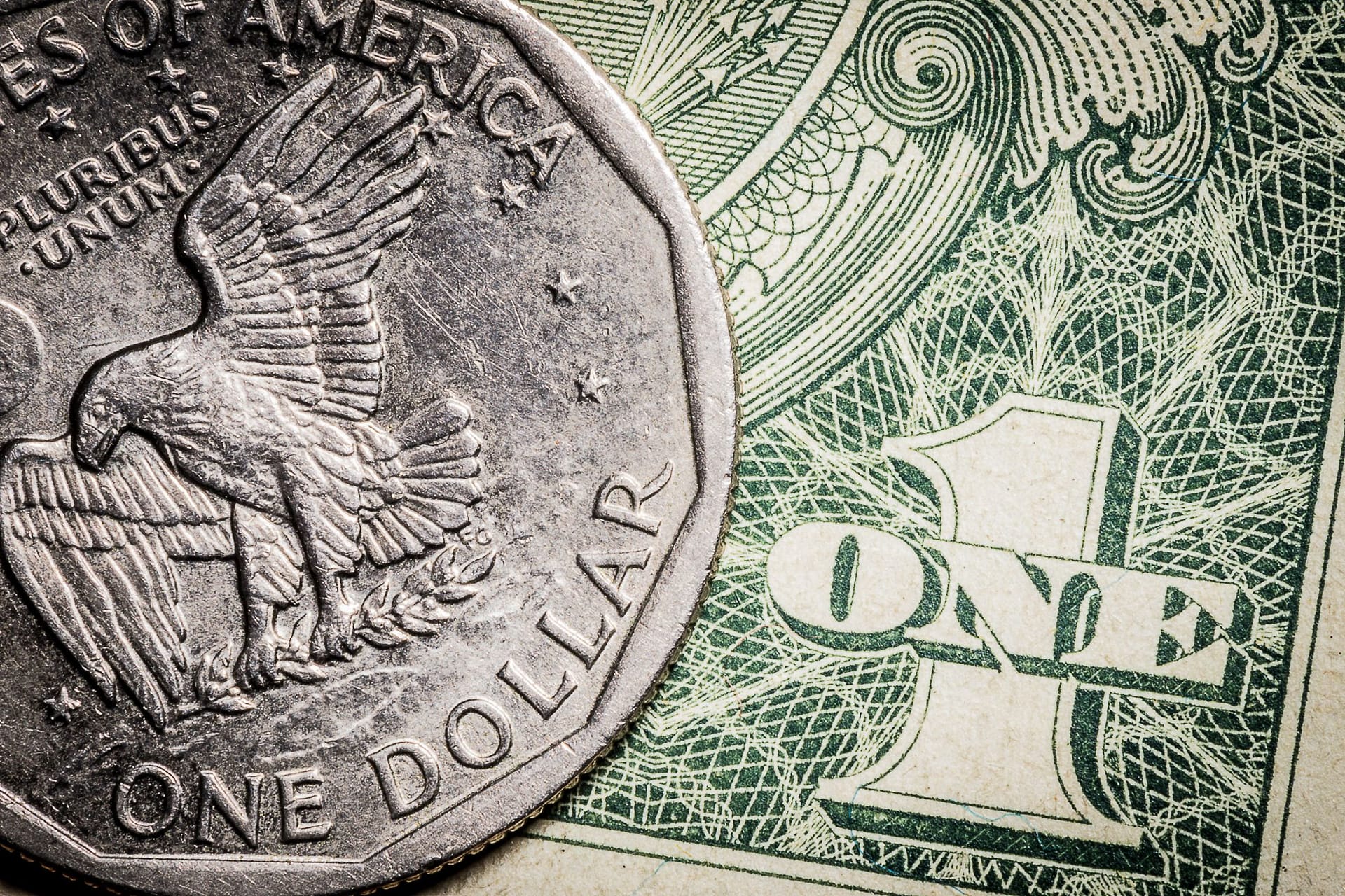 Ein Dollar als Münze und Geldschein Ein Dollar als Münze und Geldschein