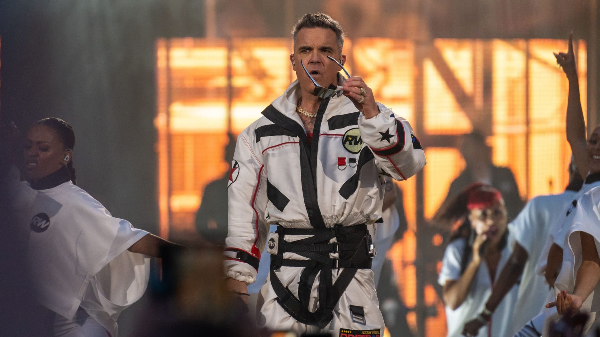 Robbie Williams im futuristischen Bühnenoutfit bei seiner Show in München: Mit Energie, Humor und emotionalen Einblicken begeistert der Popstar das Publikum im Olympiastadion.