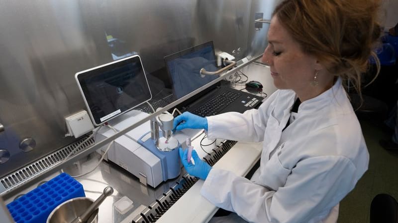 Drogencheck auf der Fusion (Archivbild): Anja Gummesson von der Unimedizin Rostock untersucht eine Probe auf ihren Wirkstoffgehalt.