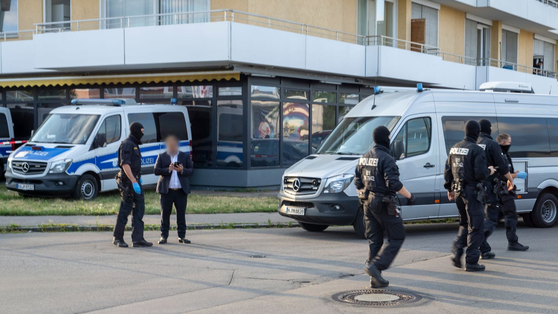 Polizisten sind in Königsbrunn mit Hunderten Kräften im Einsatz.