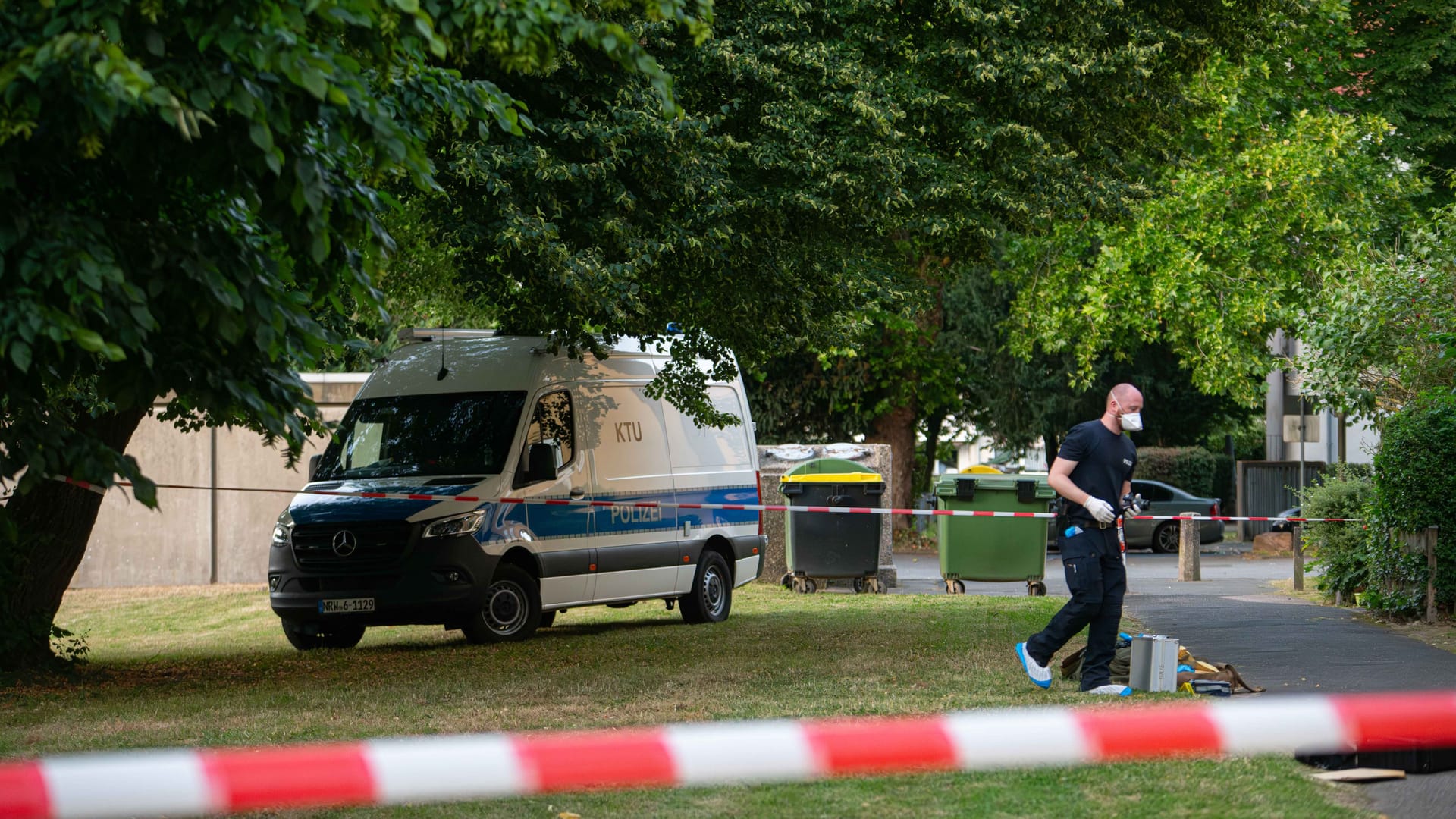 Ein Ermittler am Tatort in Dormagen.