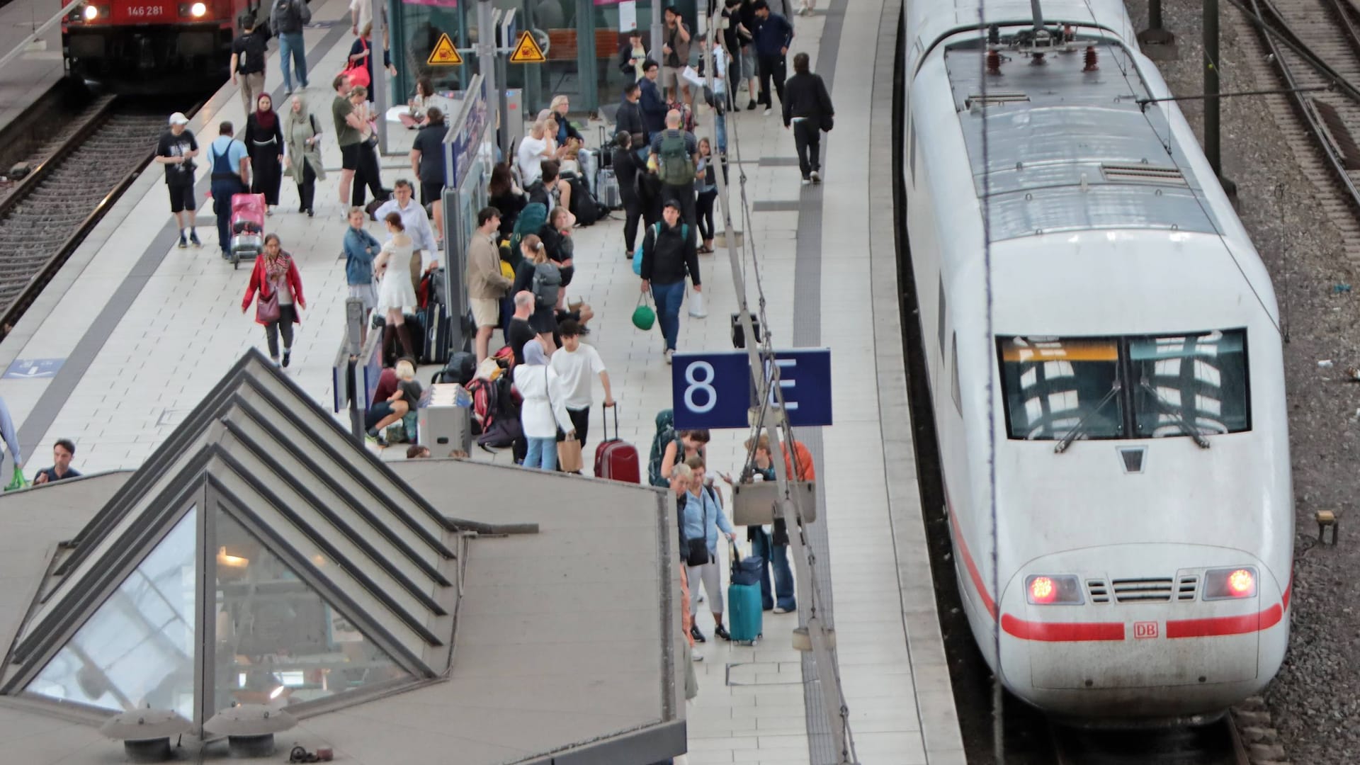 Bahnreisende warten auf den Zug (Symbolbild): Mehrere Störungen beeinträchtigen den Fernverkehr ab Hamburg am Dienstag schwer.
