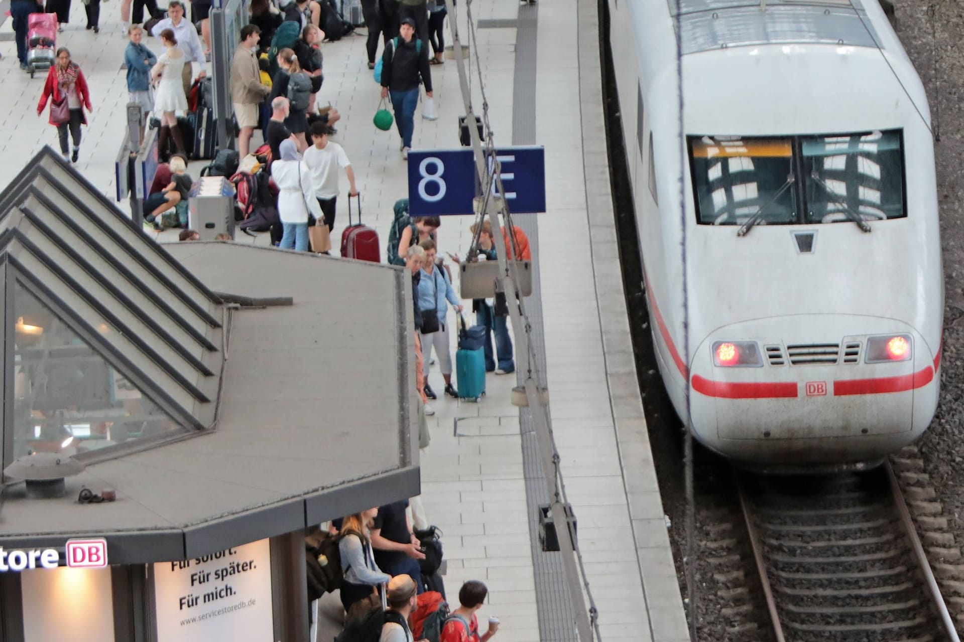 Bahnreisende warten auf den Zug (Symbolbild): Mehrere Störungen beeinträchtigen den Fernverkehr ab Hamburg am Dienstag schwer.