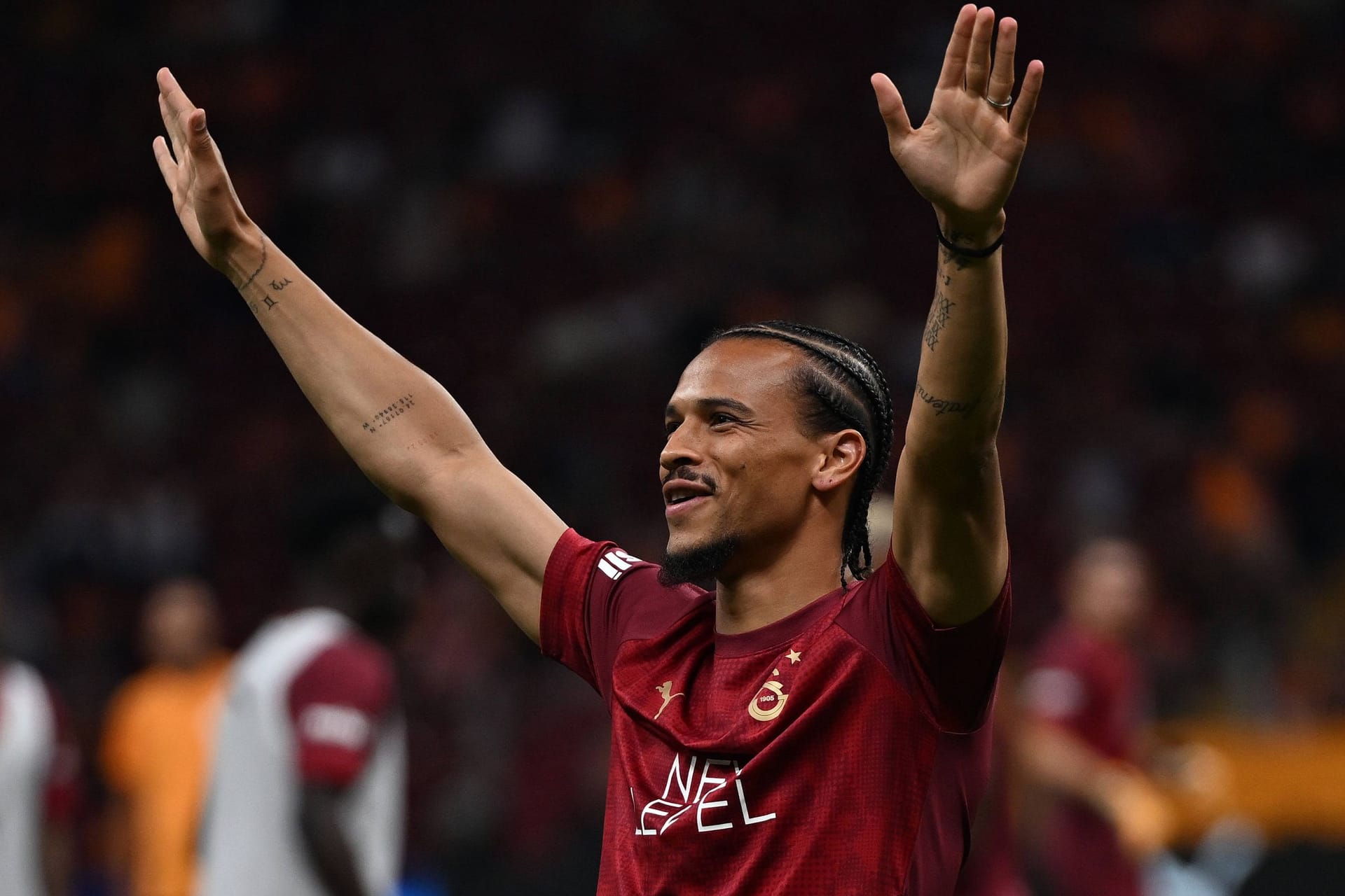 Bejubelt schon vor Spielbeginn: Leroy Sané winkt ins Galatasaray-Publikum.