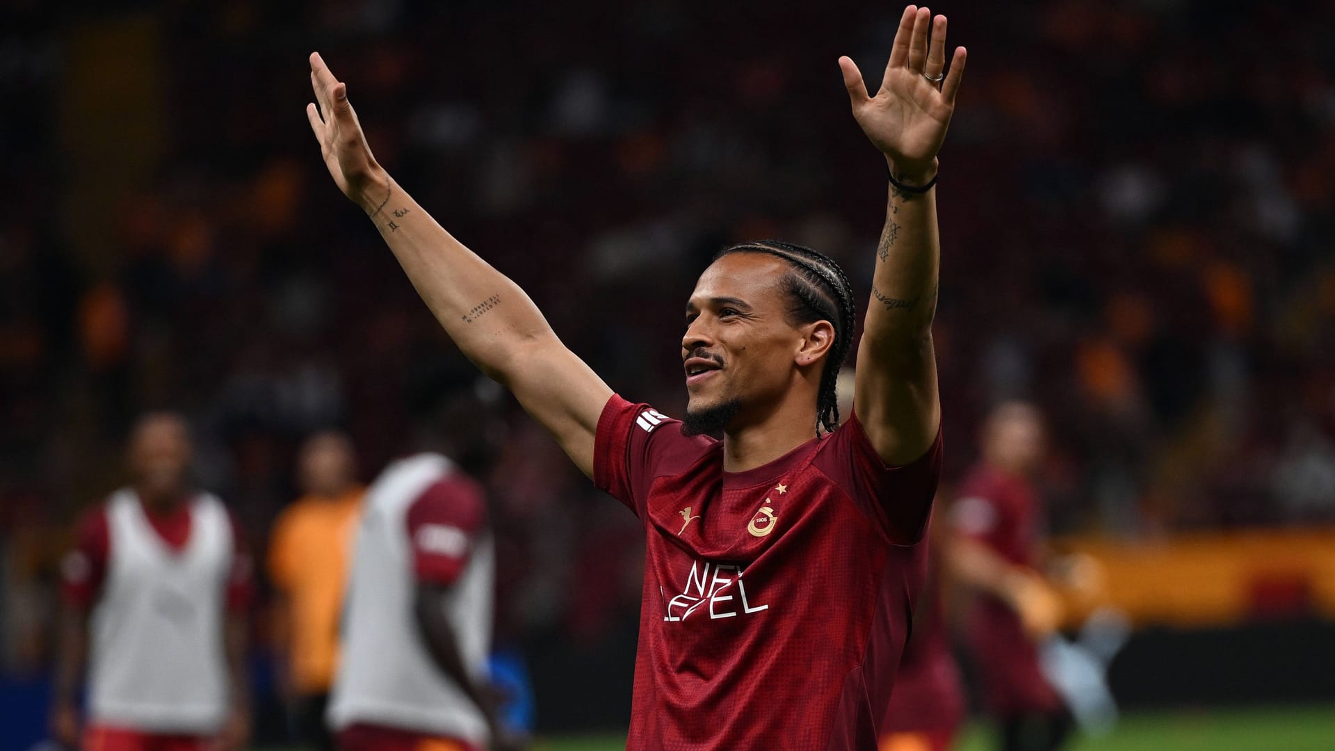 Bejubelt schon vor Spielbeginn: Leroy Sané winkt ins Galatasaray-Publikum.