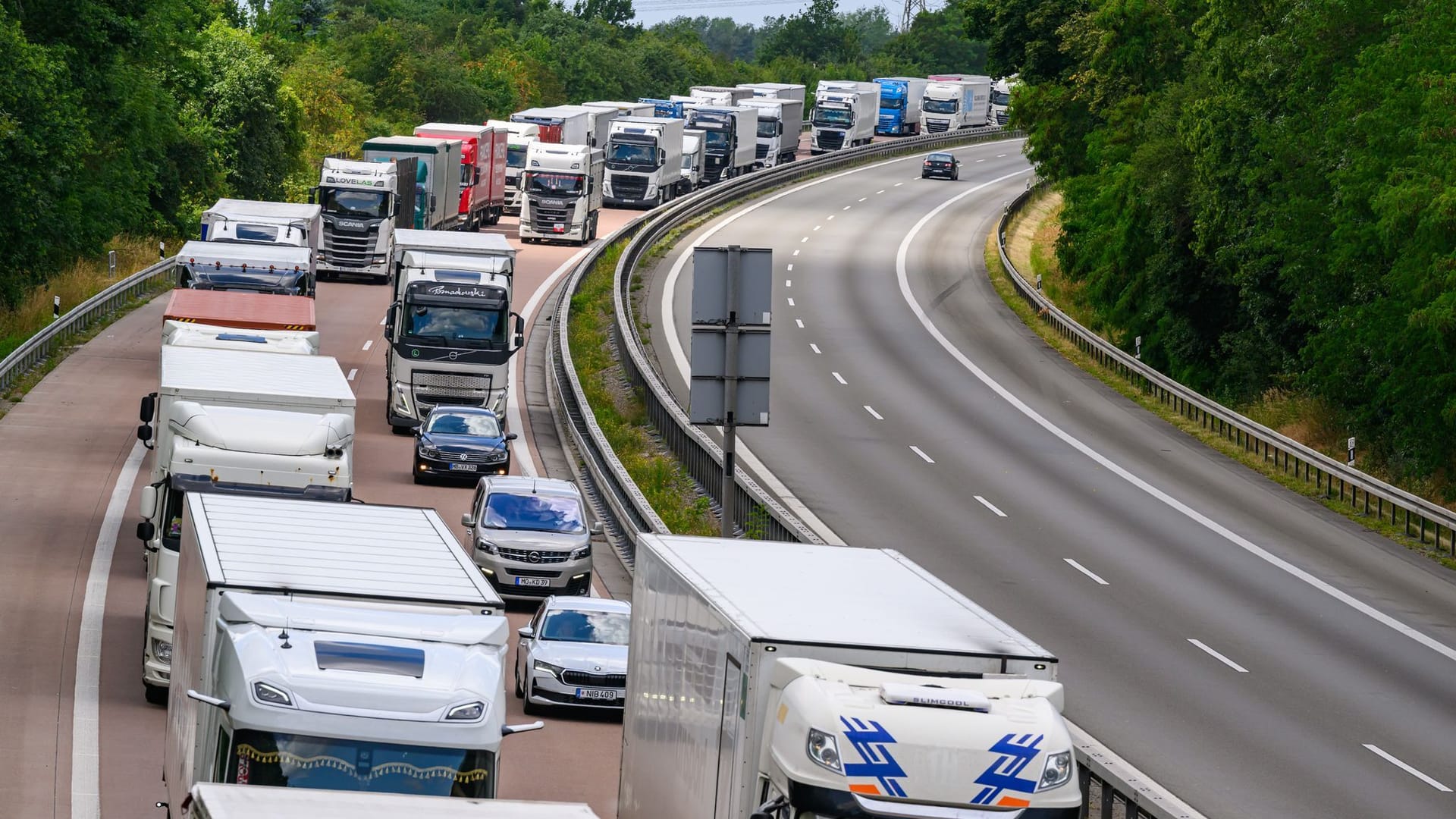 Kilometerlanger Stau auf A12 wegen Grenzkontrollen