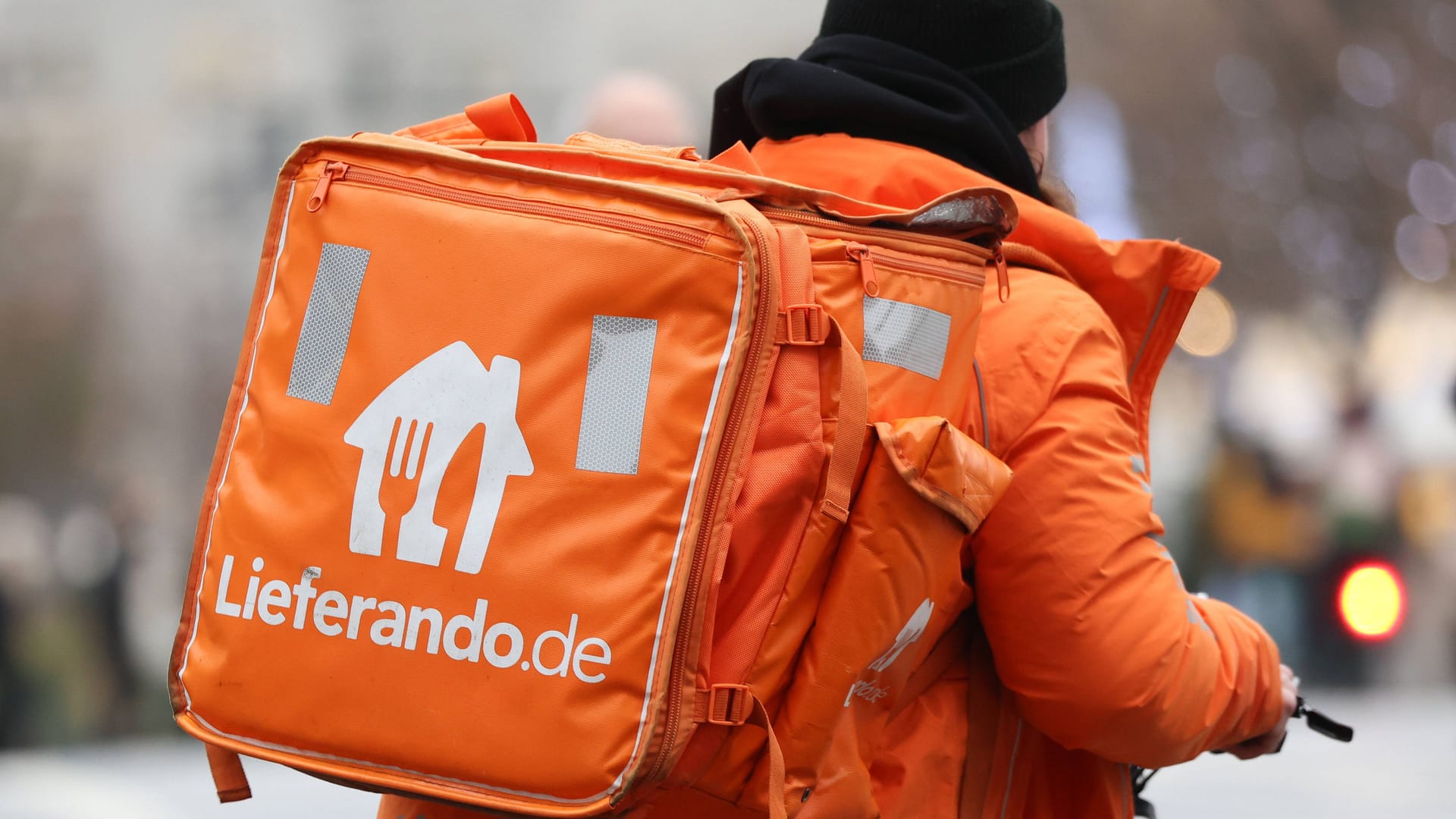 Lieferando-Fahrer in Hamburg (Symbolfoto): Das Unternehmen plant in der Hansestadt einen Kahlschlag. Lieferando-Fahrer in Hamburg (Symbolfoto): Das Unternehmen plant in der Hansestadt einen Kahlschlag.
