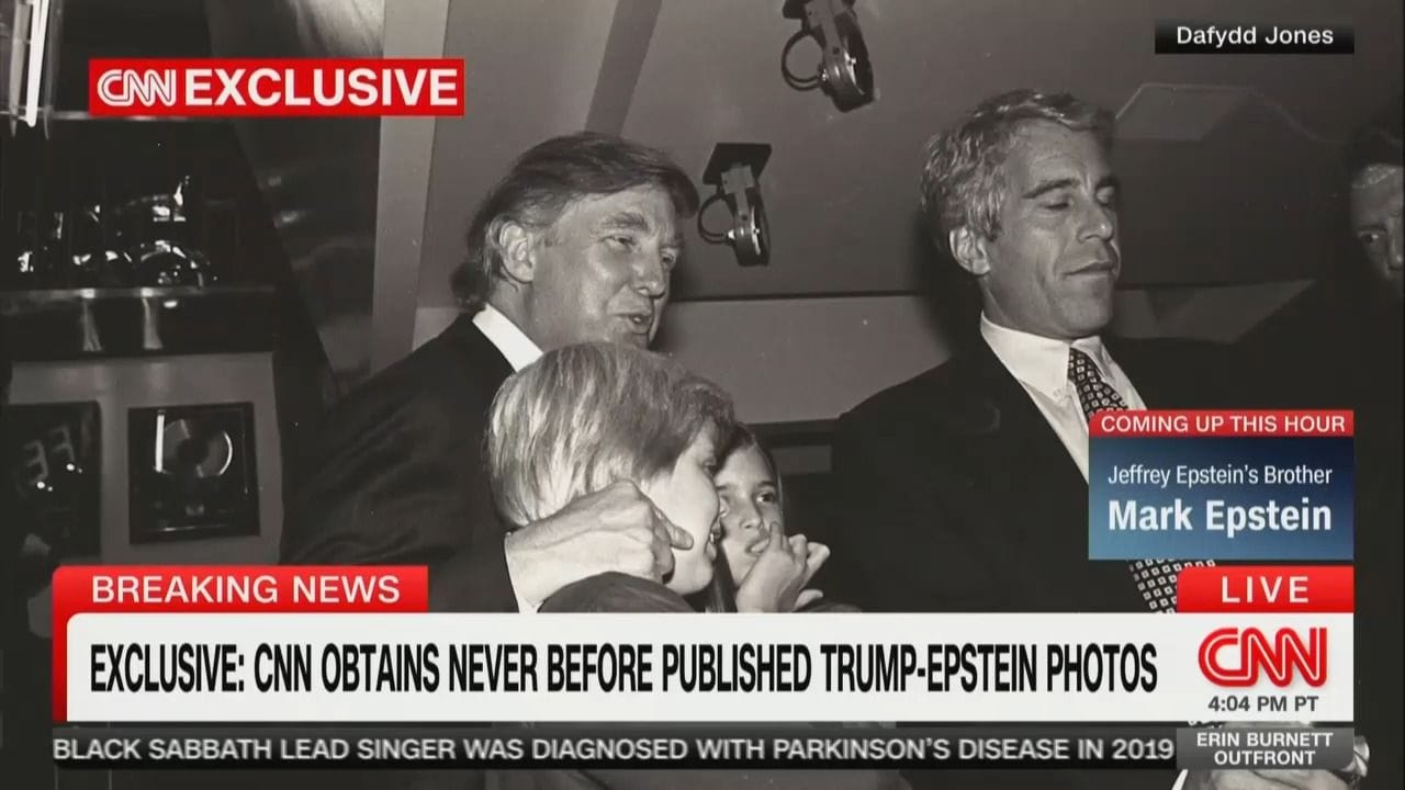Donald Trump und seine Kinder Eric und Ivanka Trump sind mit Jeffrey Epstein bei der Eröffnung des Harley-Davidson-Cafés 1993 in New York zu sehen.
