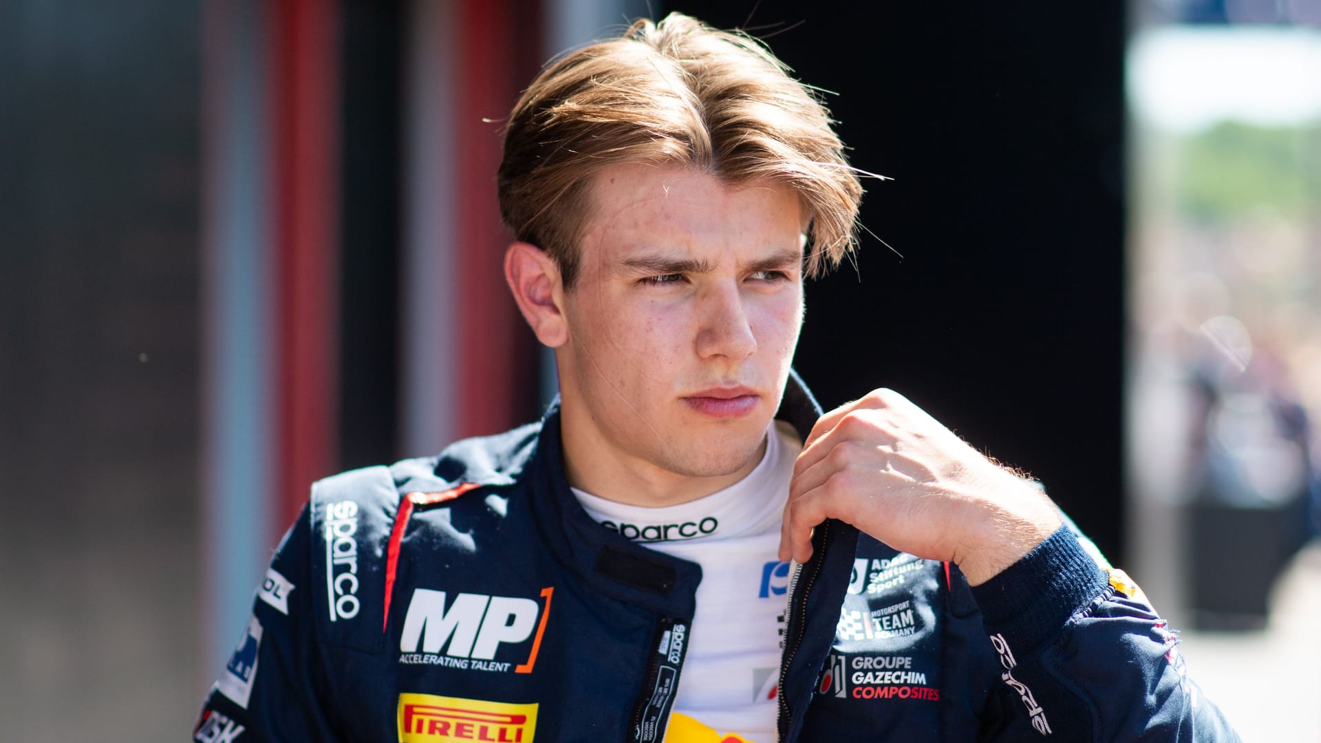 Tim Tramnitz geht durch die Boxengasse (Archivbild): Der Hamburger kämpft in der Formel 3 um die Meisterschaft.
