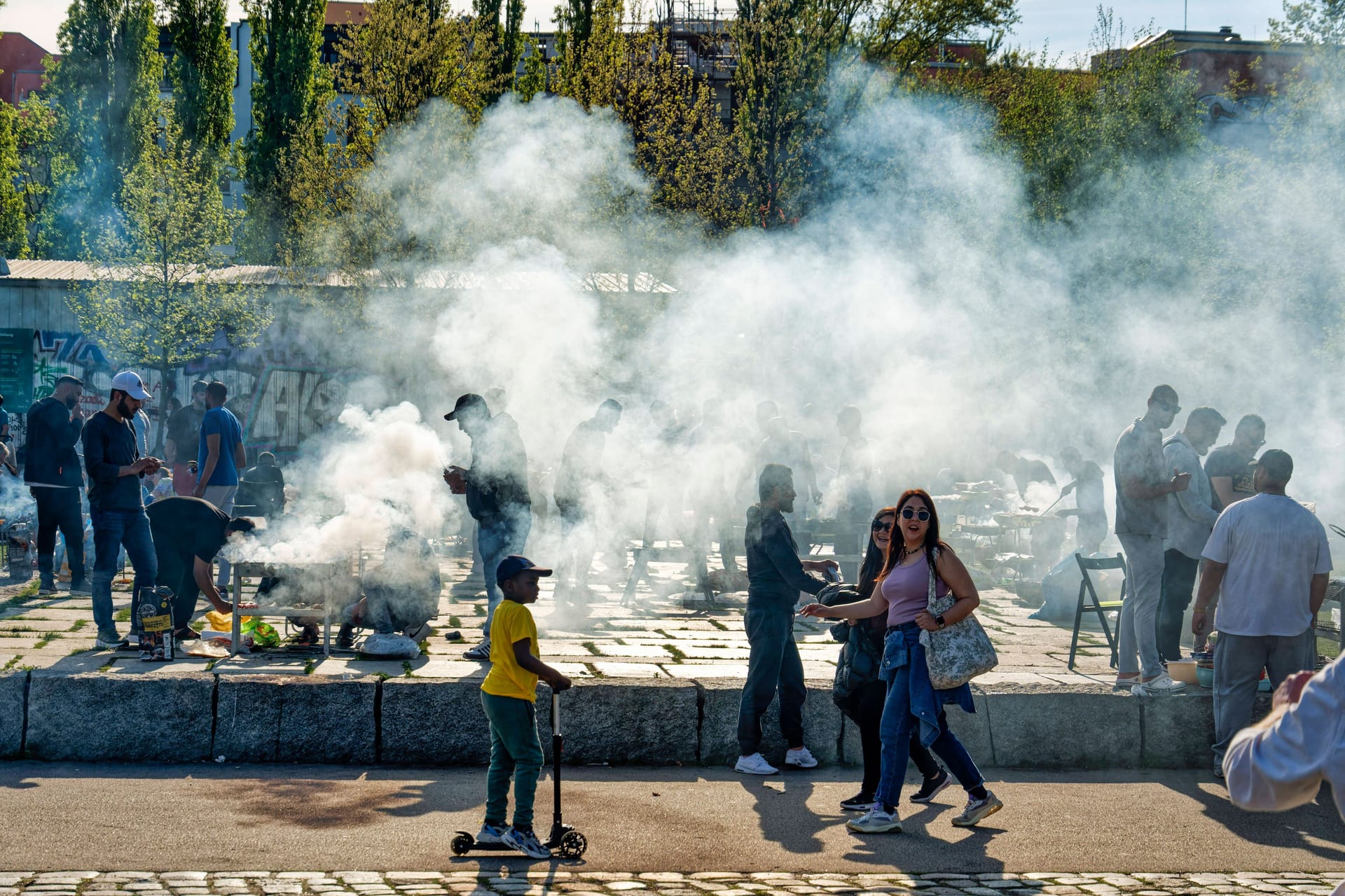 Mauerpark in Prenzlauer Berg, Frühling in Berlin, Grillpülatz, Berlin, Wetter, sonnig, Mauerpark in Prenzlauer Berg, Frühling in Berlin, Grillplatz, Rauch, Berlin, Wetter, sonnig,