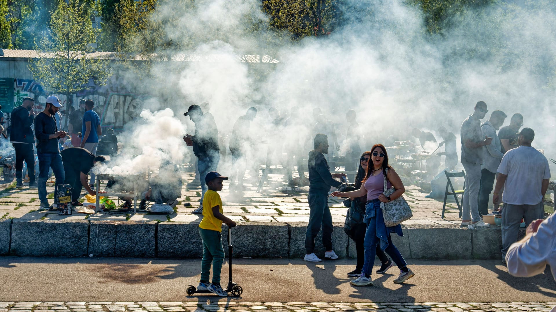 Mauerpark in Prenzlauer Berg, Frühling in Berlin, Grillpülatz, Berlin, Wetter, sonnig, Mauerpark in Prenzlauer Berg, Frühling in Berlin, Grillplatz, Rauch, Berlin, Wetter, sonnig,