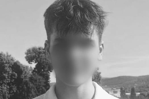 Die Schule von Dominik trauert im Internet um den 15-Jährigen: "Er wird uns in Erinnerung bleiben als junger Mann mit einem außergewöhnlichen Verstand und einem guten Herzen."