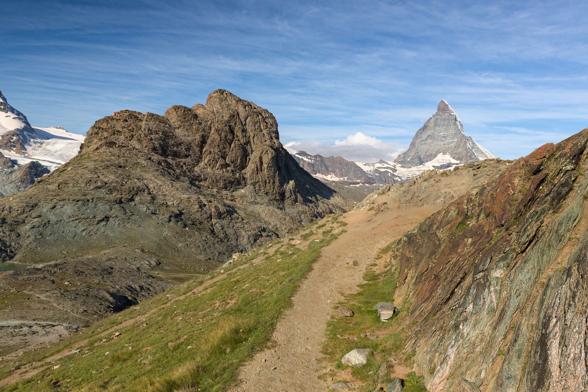Ein Wanderweg am Riffelhorn südlich von Zermatt (Archivbild): Ein Deutscher stürzte ab – Rettungskräfte konnten nur noch den Tod feststellen.