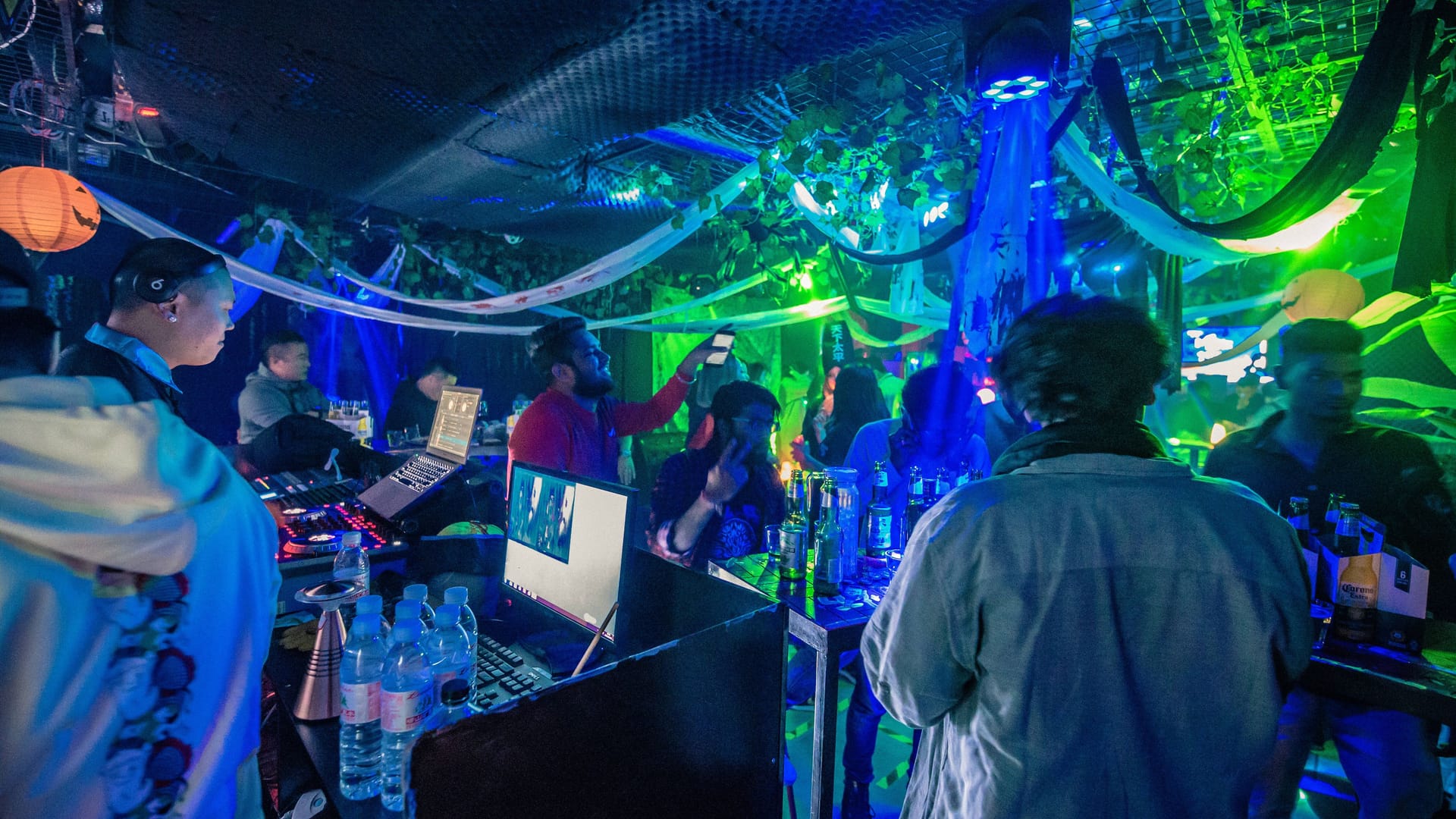 Feiern zwischen DJ-Pult und Cosplay-Deko (Symbolfoto): In der "One Piece Bar" in Braunschweig soll es bunt, laut und kreativ zugehen. Feiern zwischen DJ-Pult und Cosplay-Deko (Symbolfoto): In der "One Piece Bar" in Braunschweig soll es bunt, laut und kreativ zugehen.