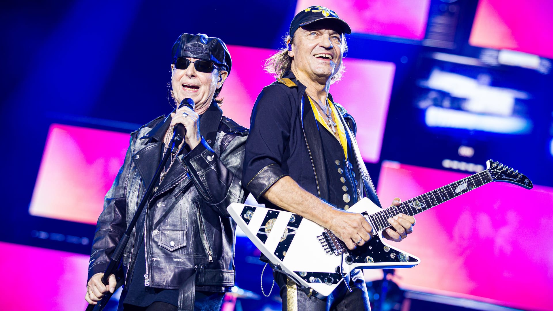 Klaus Meine (l.) und Matthias Jabs auf der Bühne in der Heinz-von-Heiden-Arena: Die Scorpions haben ihren 60. Geburtstag mit dem größten Konzert in ihrer Heimatstadt gefeiert.