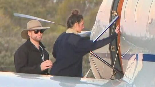 Carolina Wilga steigt in ein Flugzeug: Nach tagelanger Suche wurde die 26-jährige lebend gefunden.