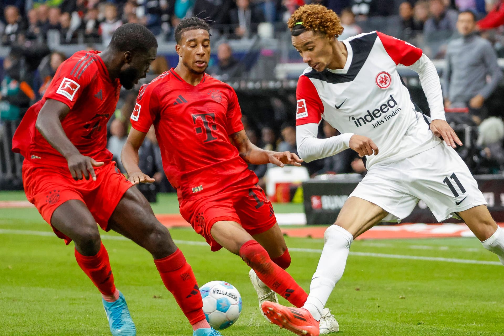 Hugo Ekitiké (r.): Der Franzose steht vor einem Abgang aus der Bundesliga.