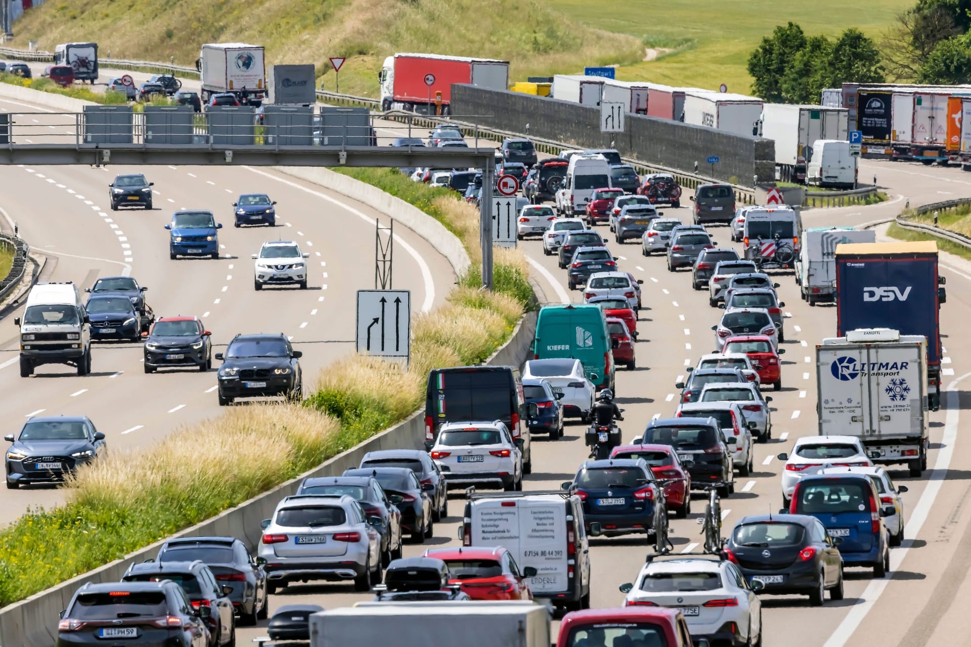 Stau auf der Autobahn A8 (Archivbild): Ein Lkw brannte vollständig aus.