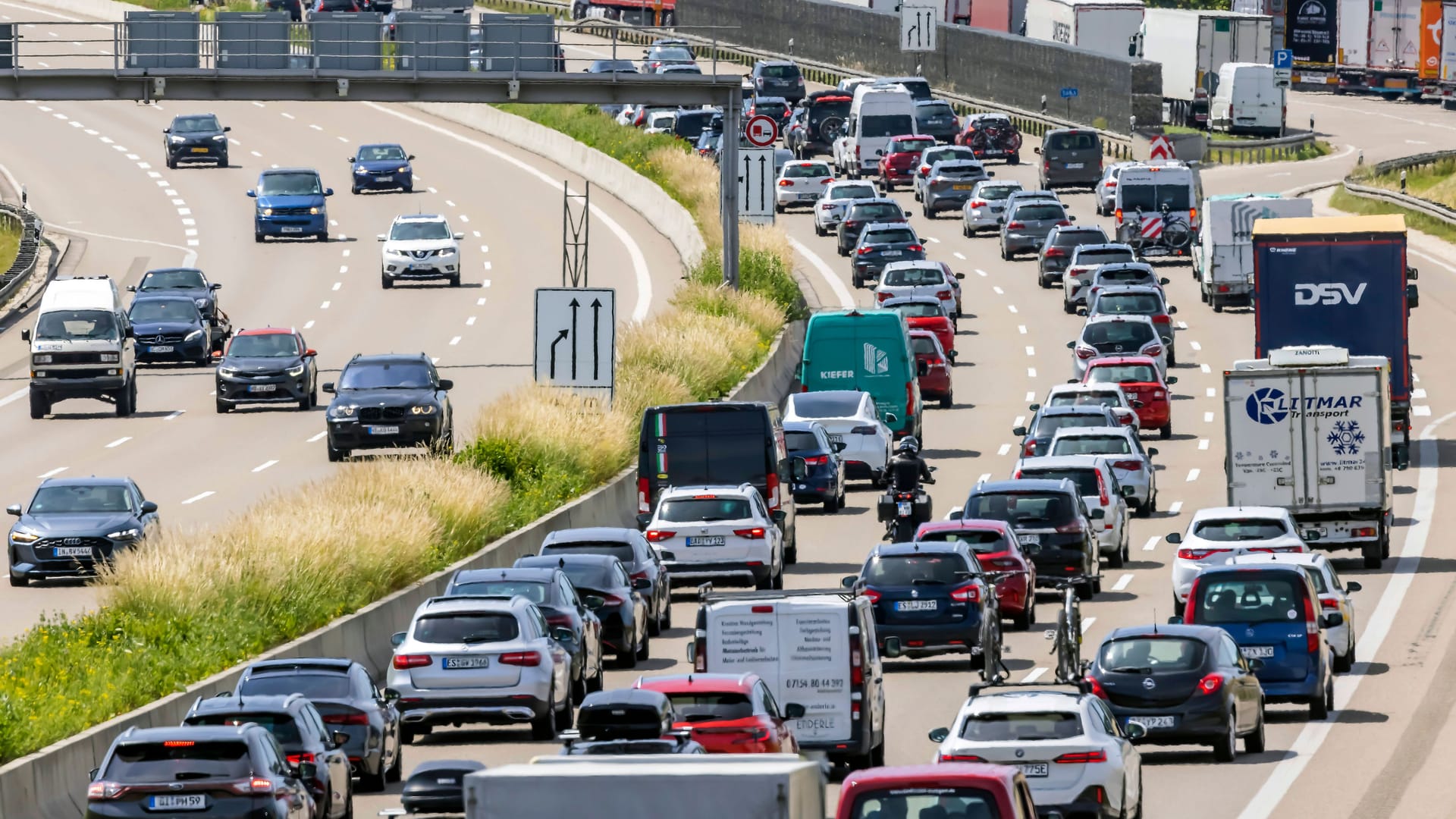 Stau auf der Autobahn A8 (Archivbild): Ein Lkw brannte vollständig aus.