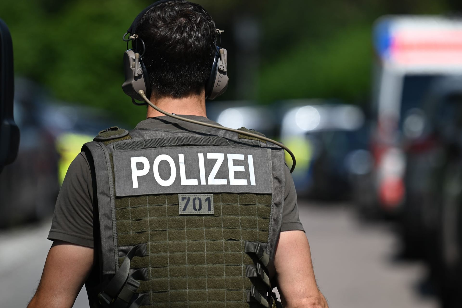 Ein Polizeibeamter am Einsatzort. Nachdem er auf Passanten und Polizisten geschossen hat, ist ein Mann in der Nähe von Stuttgart von der Polizei erschossen worden.