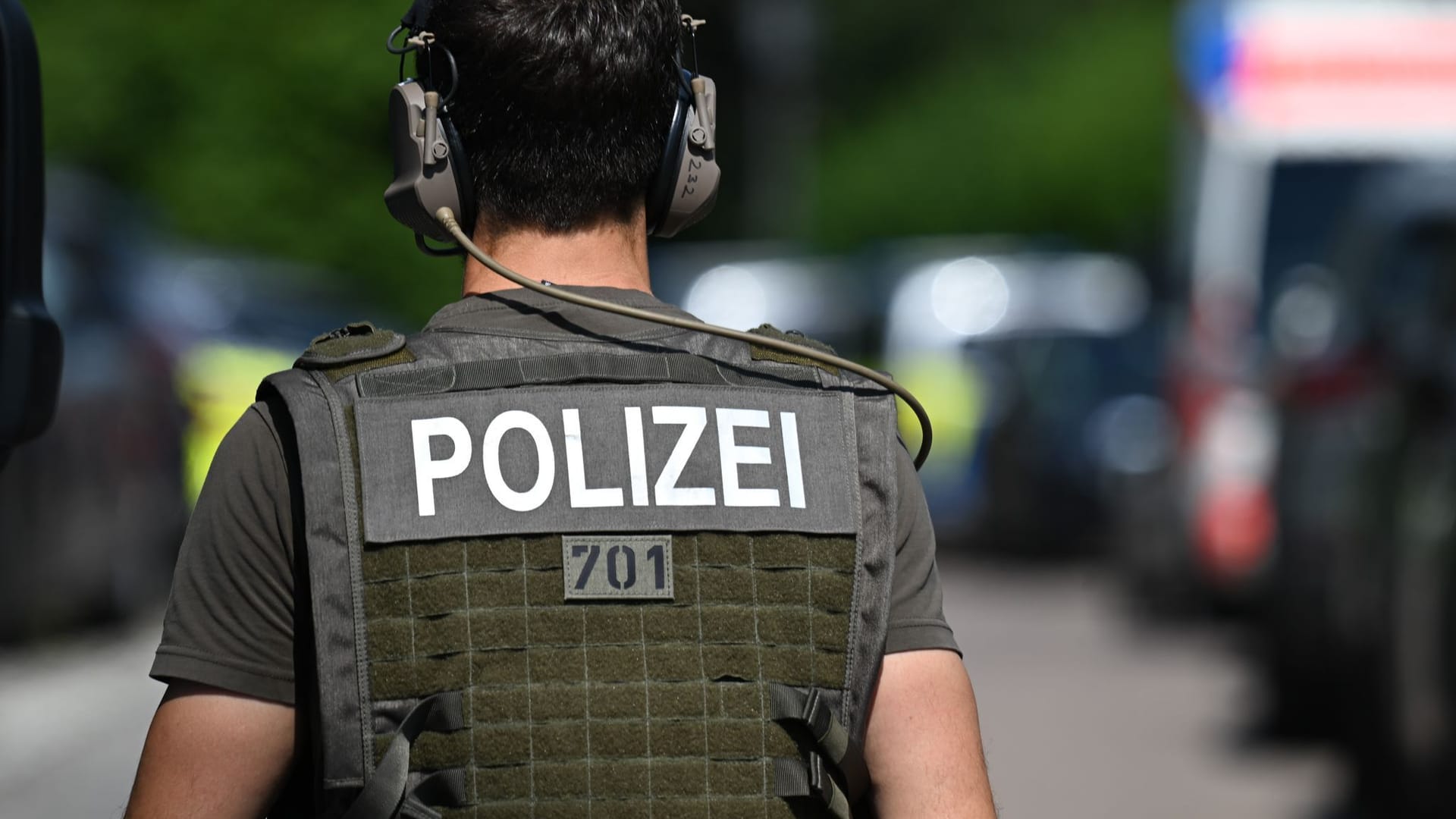 Ein Polizeibeamter am Einsatzort. Nachdem er auf Passanten und Polizisten geschossen hat, ist ein Mann in der Nähe von Stuttgart von der Polizei erschossen worden.
