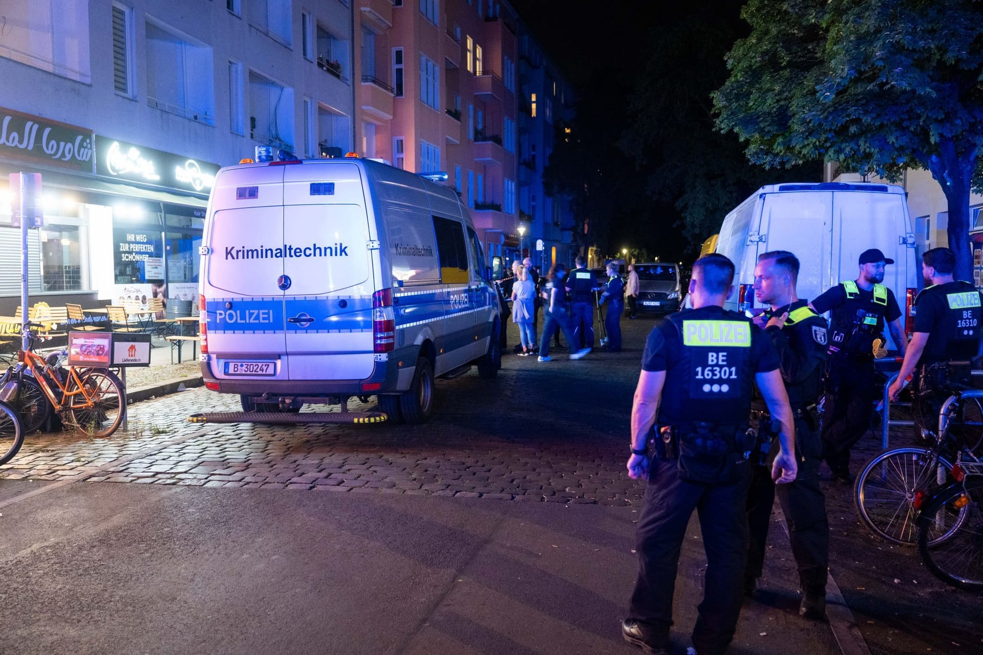 Polizisten stehen an einem Tatort: Ein Mann ist bei einer Auseinandersetzung mit 40 bis 60 Beteiligten in Berlin tödlich verletzt worden.