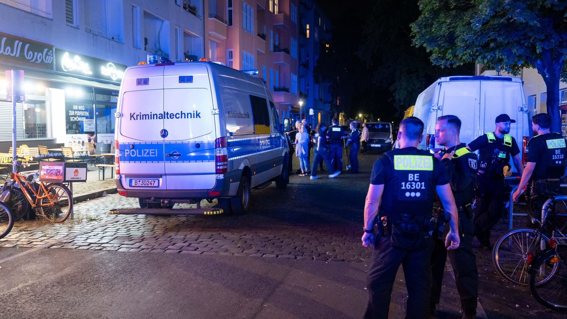 Polizisten stehen an einem Tatort: Ein Mann ist bei einer Auseinandersetzung mit 40 bis 60 Beteiligten in Berlin tödlich verletzt worden.