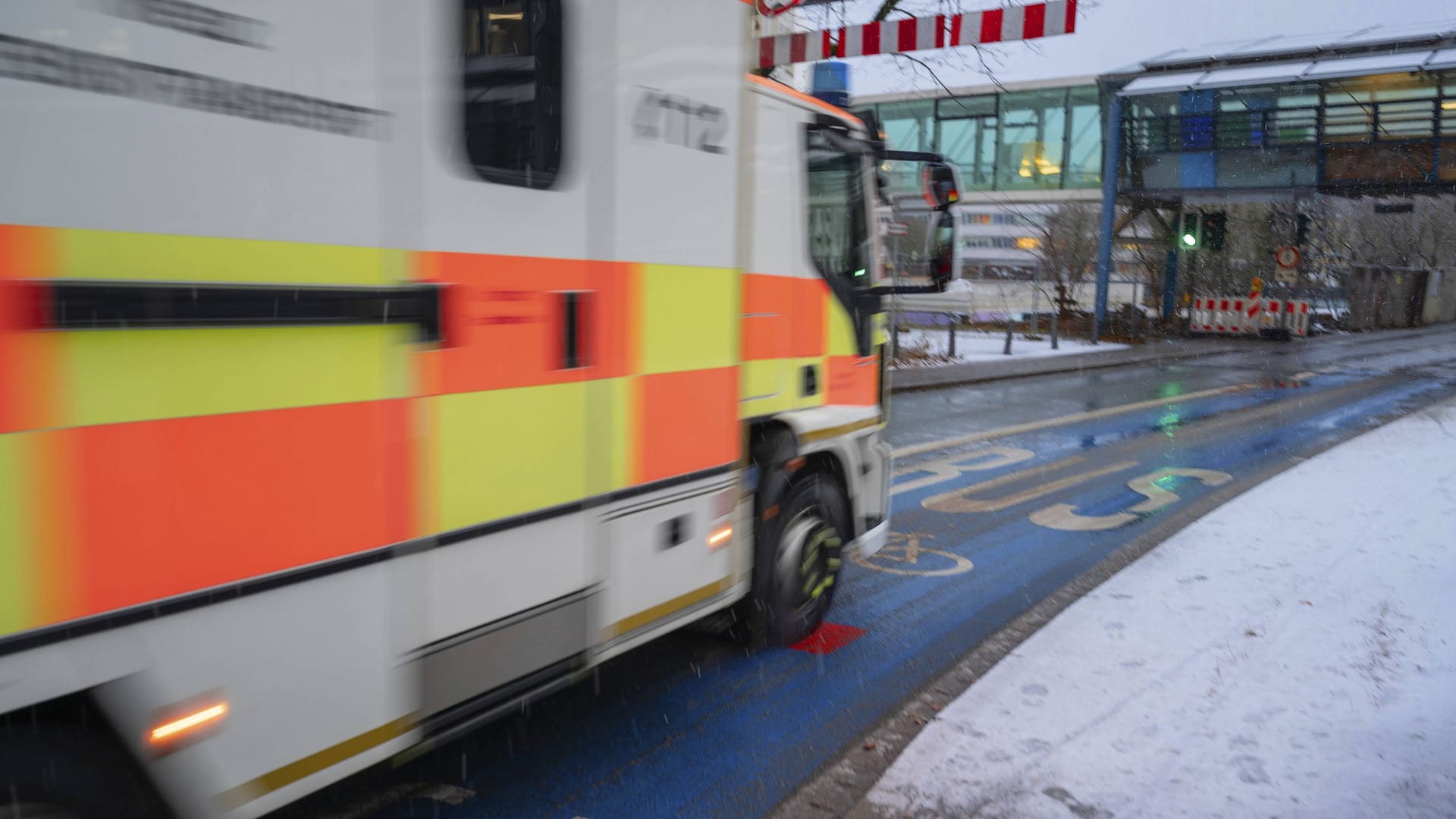 Krankenwagen in Mittelfranken (Symbolbild): Ein tödliches Unglück in Ansbach wird zum Fall für die Ermittlungsbehörden.