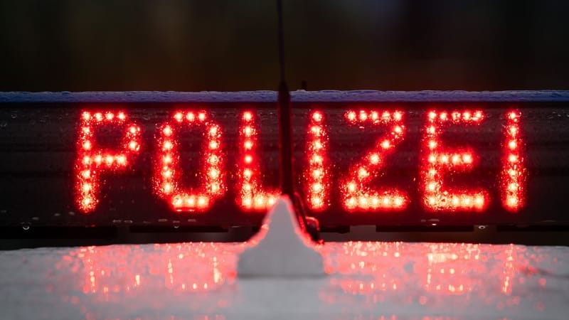 Der Schriftzug "Polizei“ auf einem Streifenwagen: Aktuell ist die A12 in Richtung Frankfurt (Oder) gesperrt. Der Schriftzug "Polizei“ auf einem Streifenwagen: Aktuell ist die A12 in Richtung Frankfurt (Oder) gesperrt.