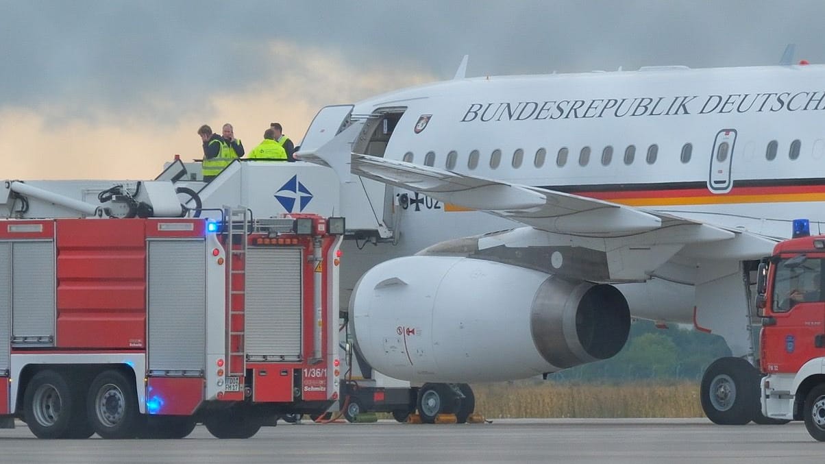 Einsatzkräfte und -fahrzeuge stehen an einem Regierungsflieger: Die Maschine musste am Dienstagabend notfallmäßig in Leipzig landen.