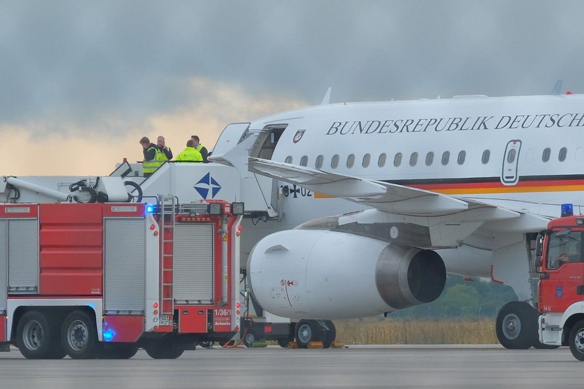 Einsatzkräfte und -fahrzeuge stehen an einem Regierungsflieger: Die Maschine musste am Dienstagabend notfallmäßig in Leipzig landen.