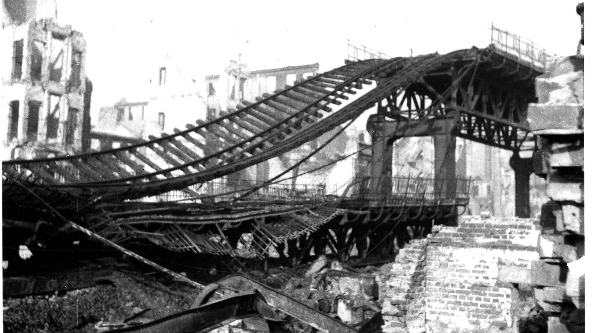 Das im Zweiten Weltkrieg zerstörte Viadukt der Linie nach Rothenburgsort.