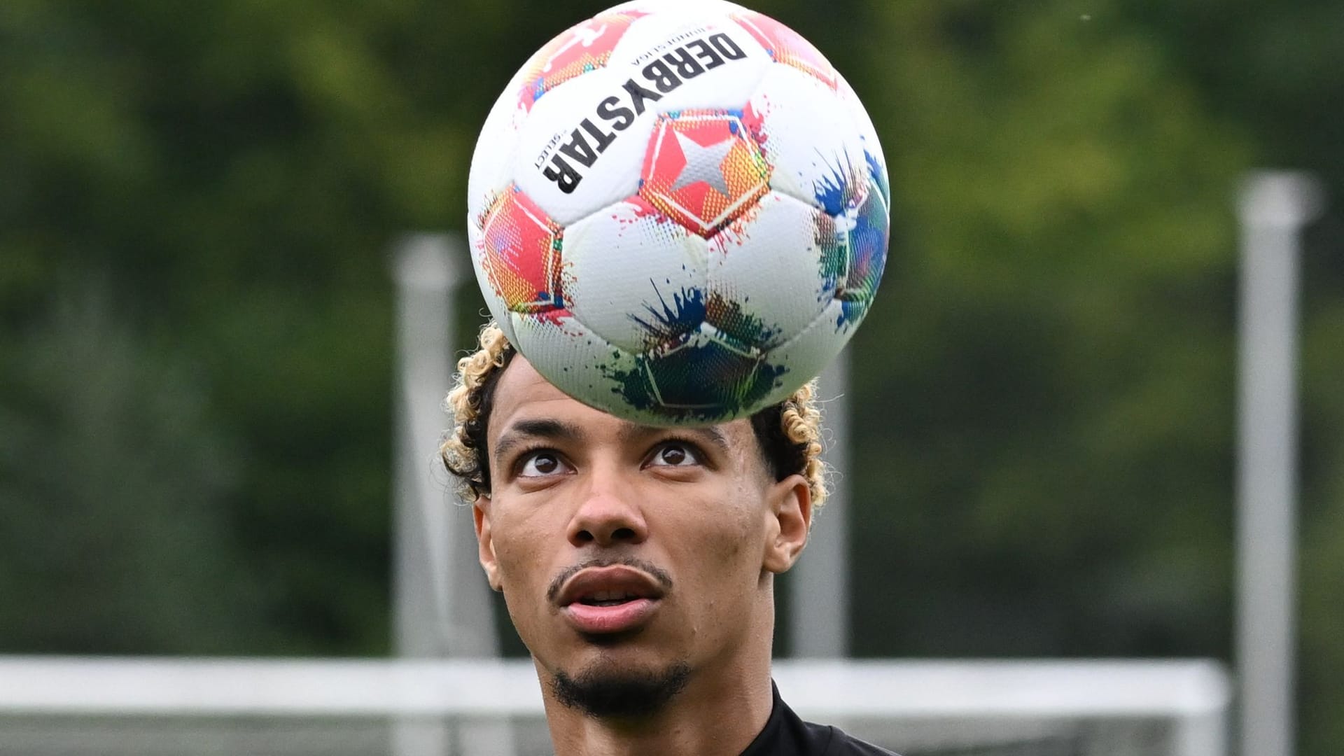 Hugo Ekitiké fixiert beim Trainingsauftakt von Eintracht Frankfurt am Stadion den Ball (Archivfoto): Er verlässt Frankfurt am Main. Hugo Ekitiké fixiert beim Trainingsauftakt von Eintracht Frankfurt am Stadion den Ball (Archivfoto): Er verlässt Frankfurt am Main.
