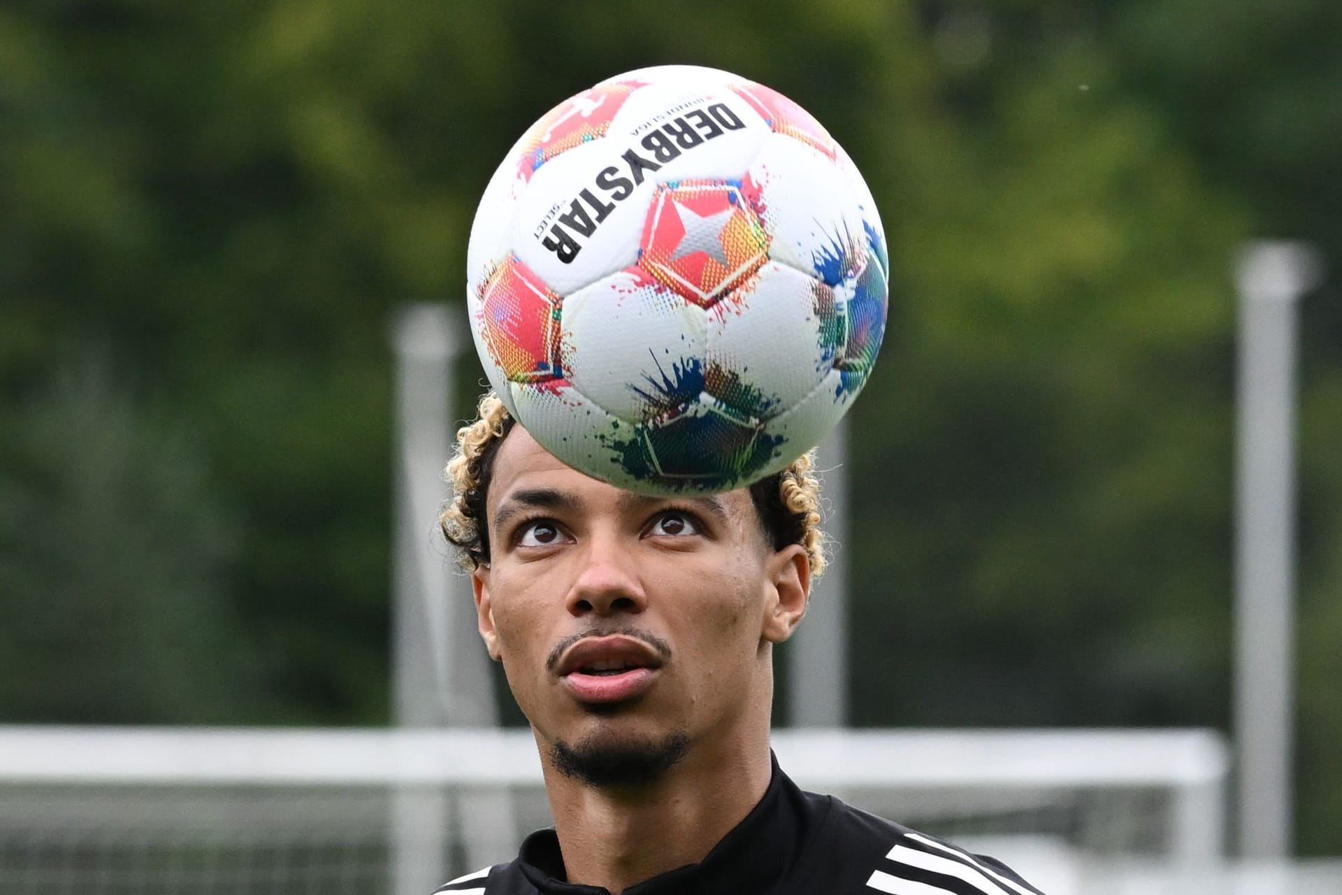 Hugo Ekitiké fixiert beim Trainingsauftakt von Eintracht Frankfurt am Stadion den Ball (Archivfoto): Er verlässt Frankfurt am Main.